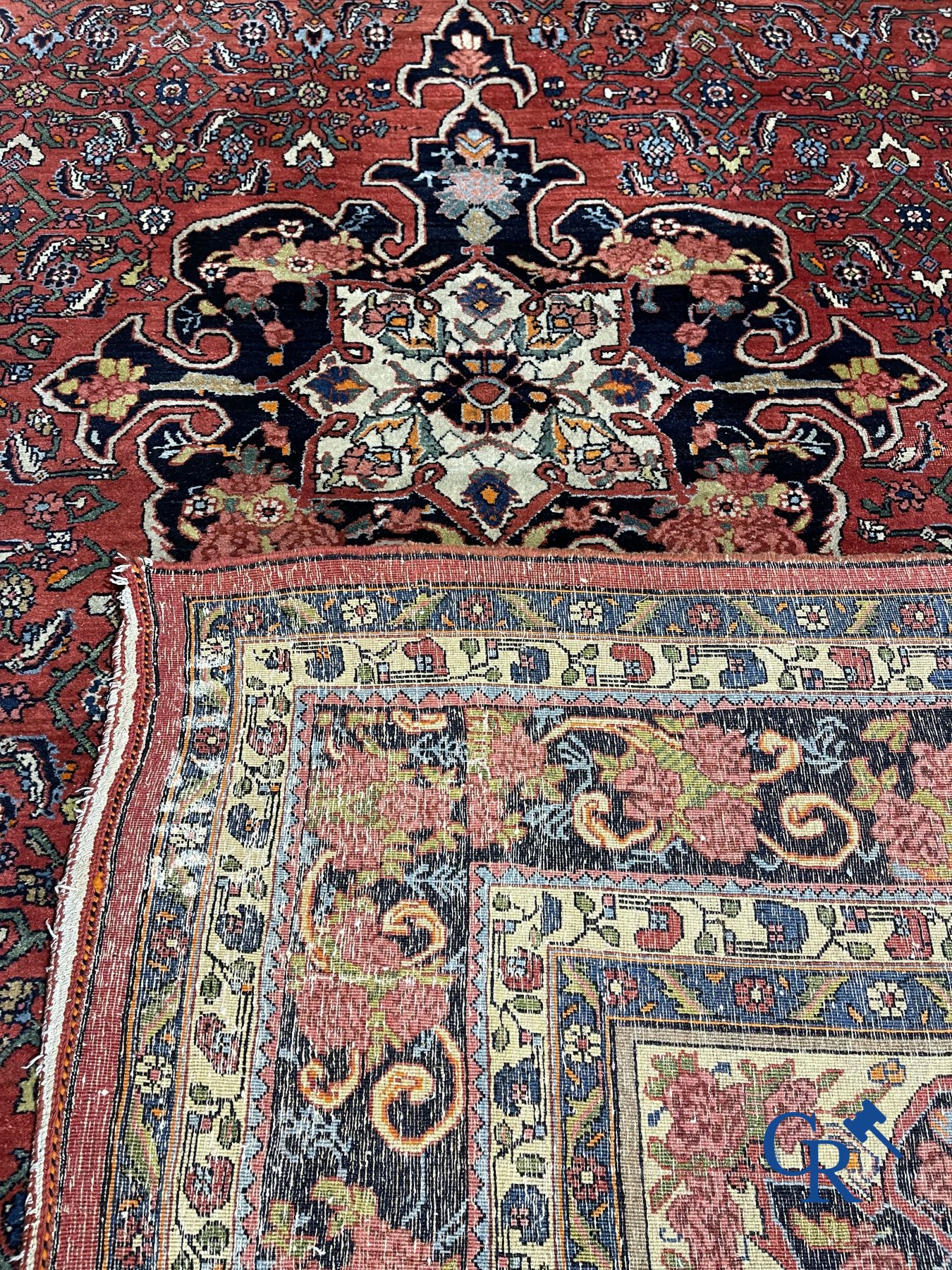 Tapis persan : Iran. Grand tapis Heriz.