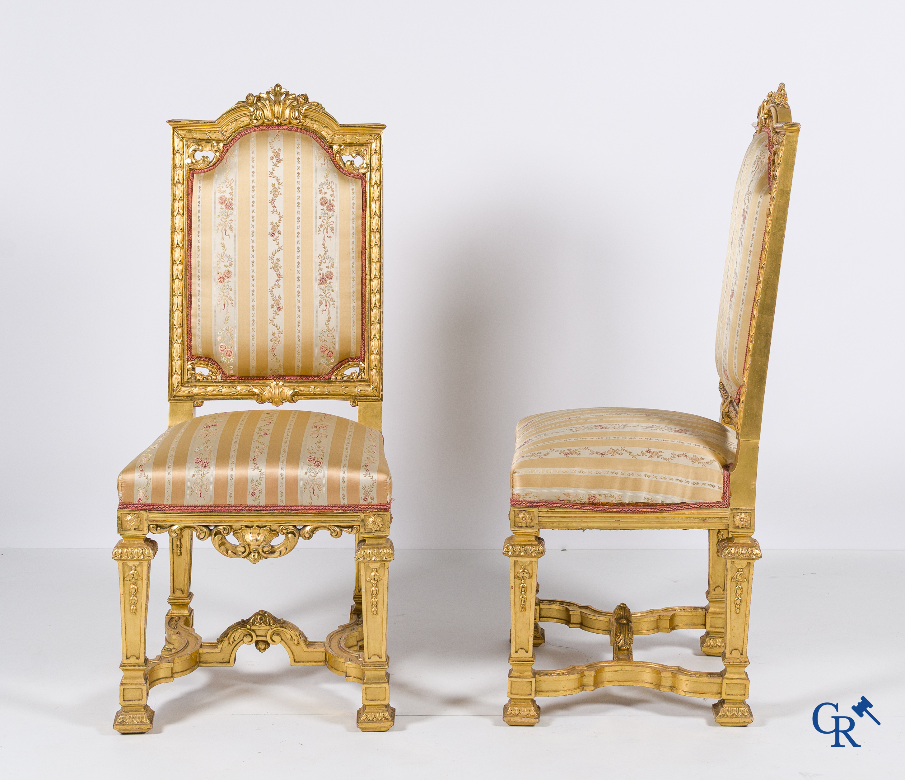 Napoleon III-periode. Een imposante 5-delig rijkelijk hout gesculpteerde en vergulde salon. Circa 1880.