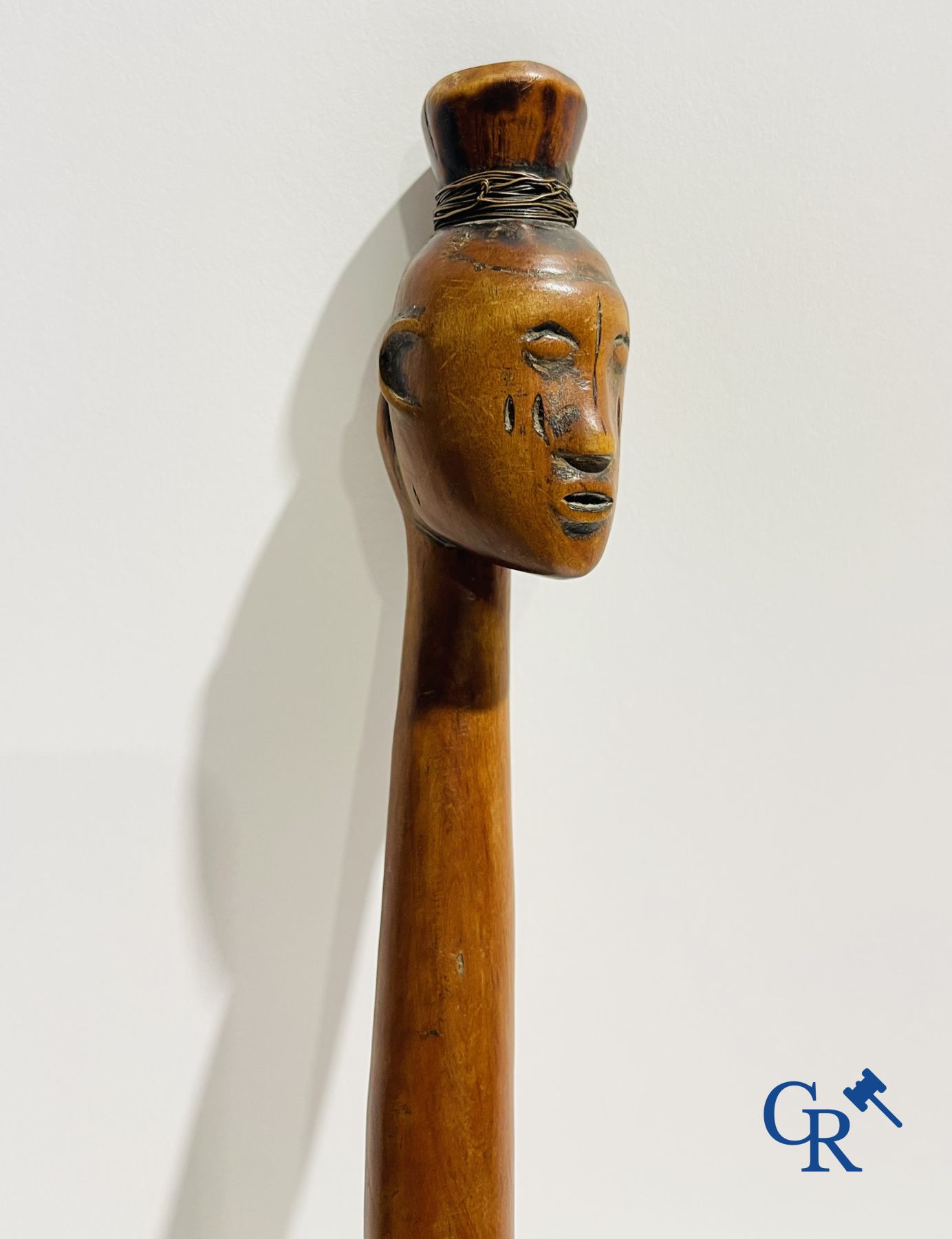 Art africain: Un bâton en bois sculpté.