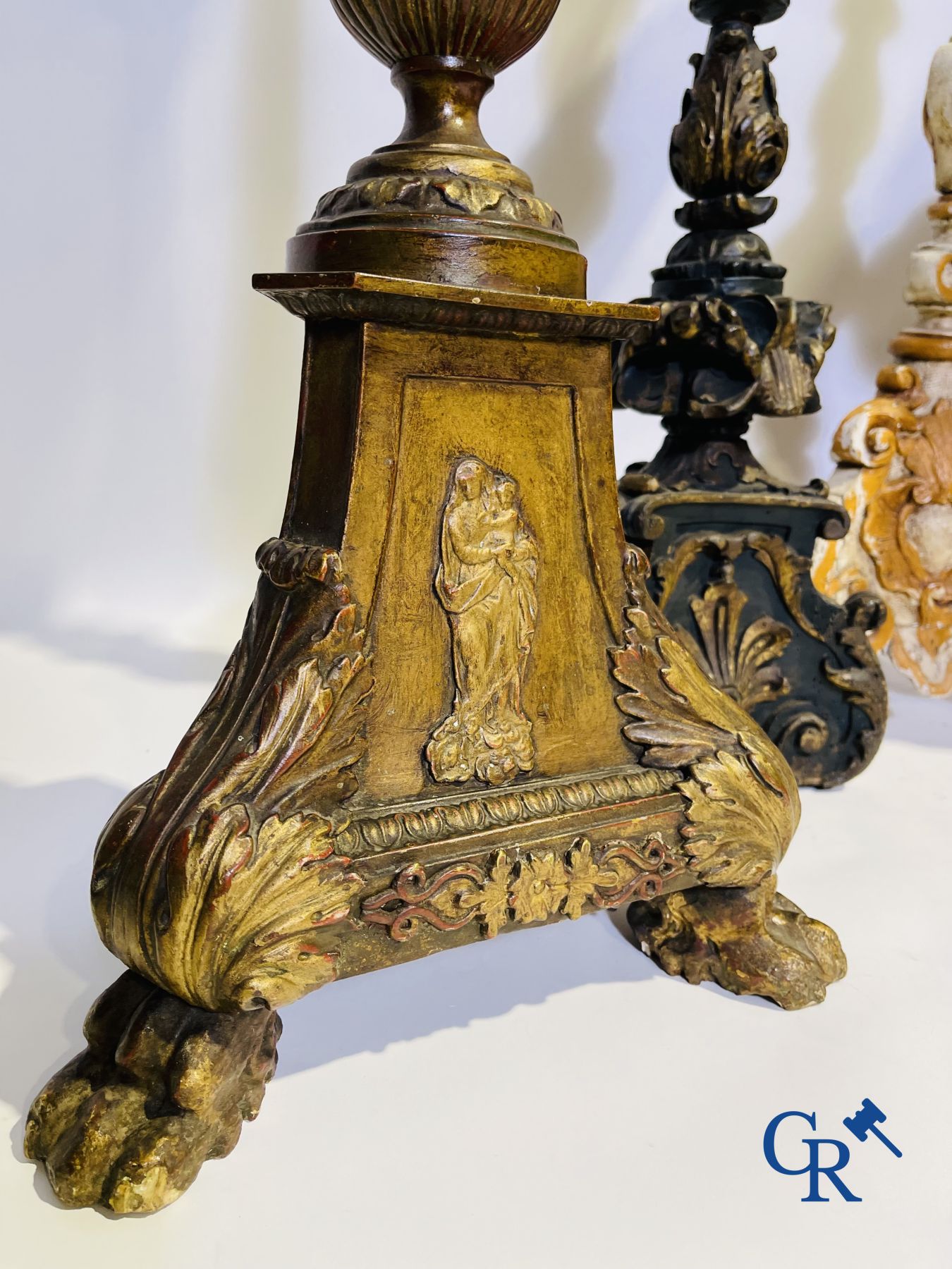 Lot d'objets religieux en bois et cuivre. XVIIIe - XIXe siècle. 4 chandeliers, une jardinière en cuivre, une cloche d'église et autres.