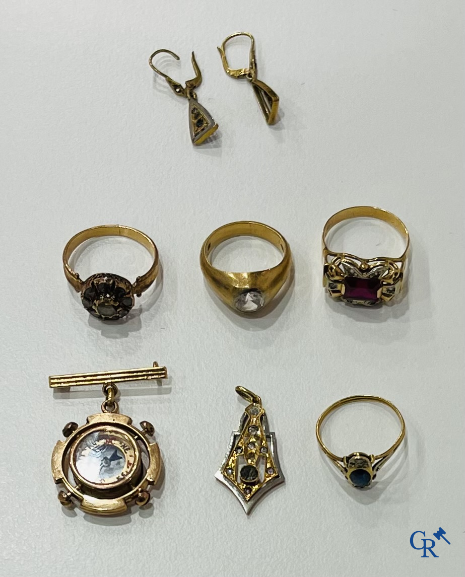 Jewellery, a lot with gold 750°/00 jewellery, 1 ring set with 9 diamonds old cut and others with diamond imitants.