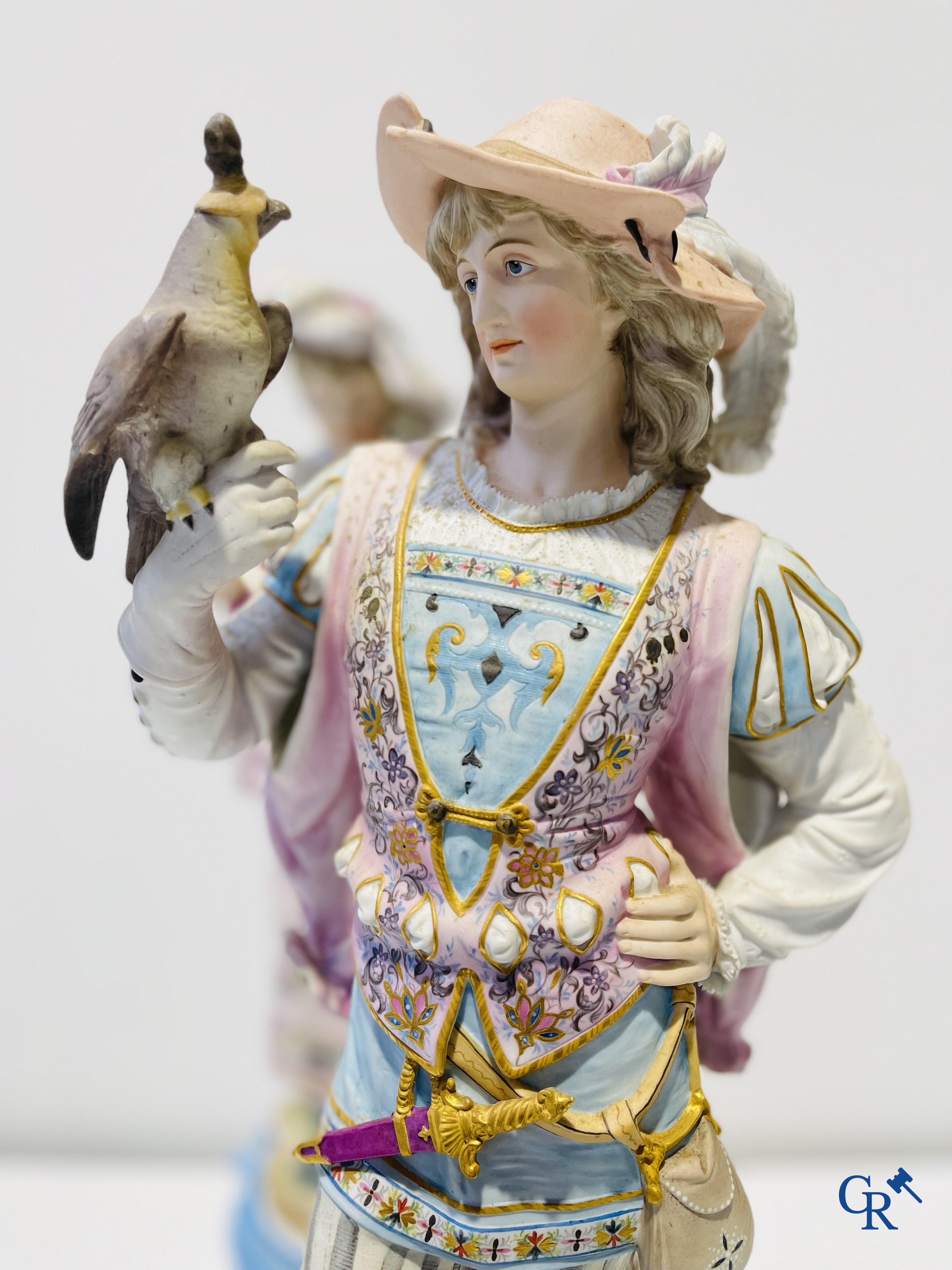 Exceptionnelle paire de grandes statues en biscuit polychrome et dorée. 2ème moitié du 19ème siècle.