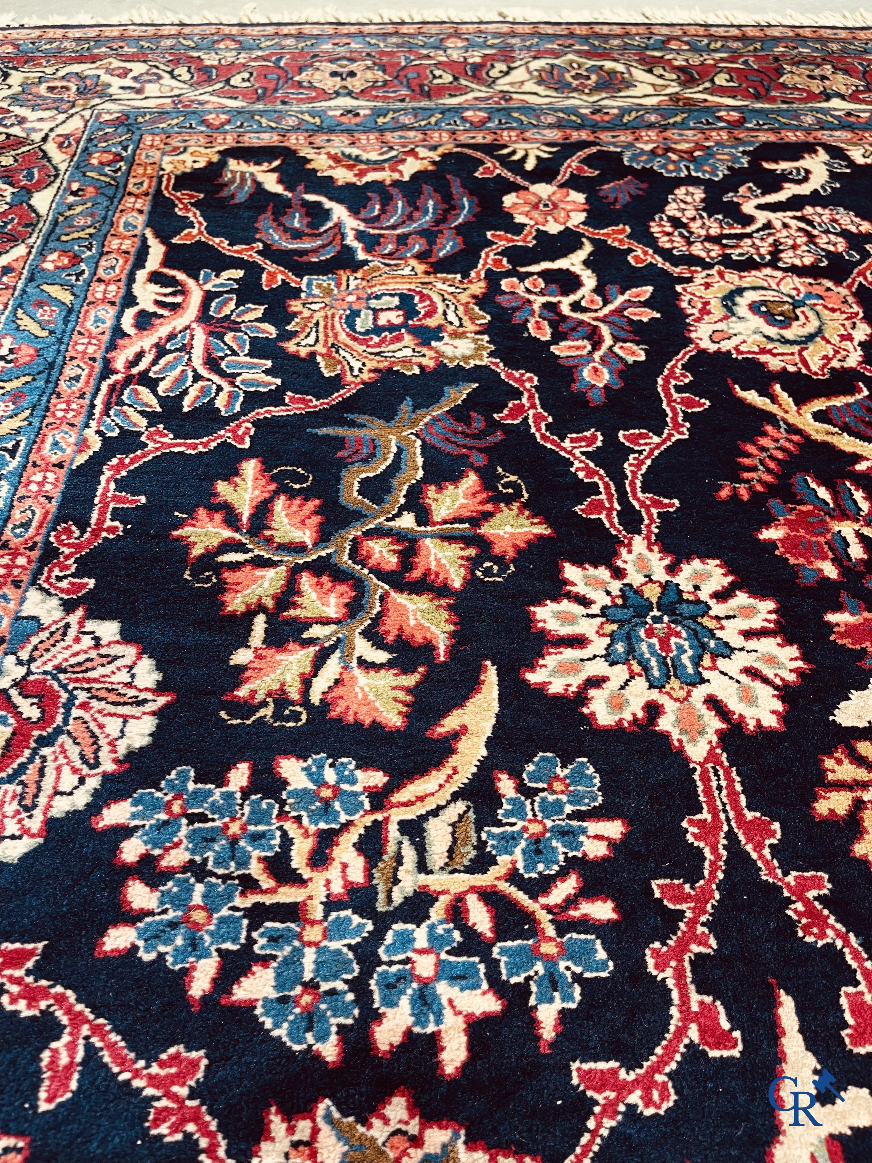 Tapis d'Orient. Iran. Grand tapis persan noué à la main avec un décor floral.