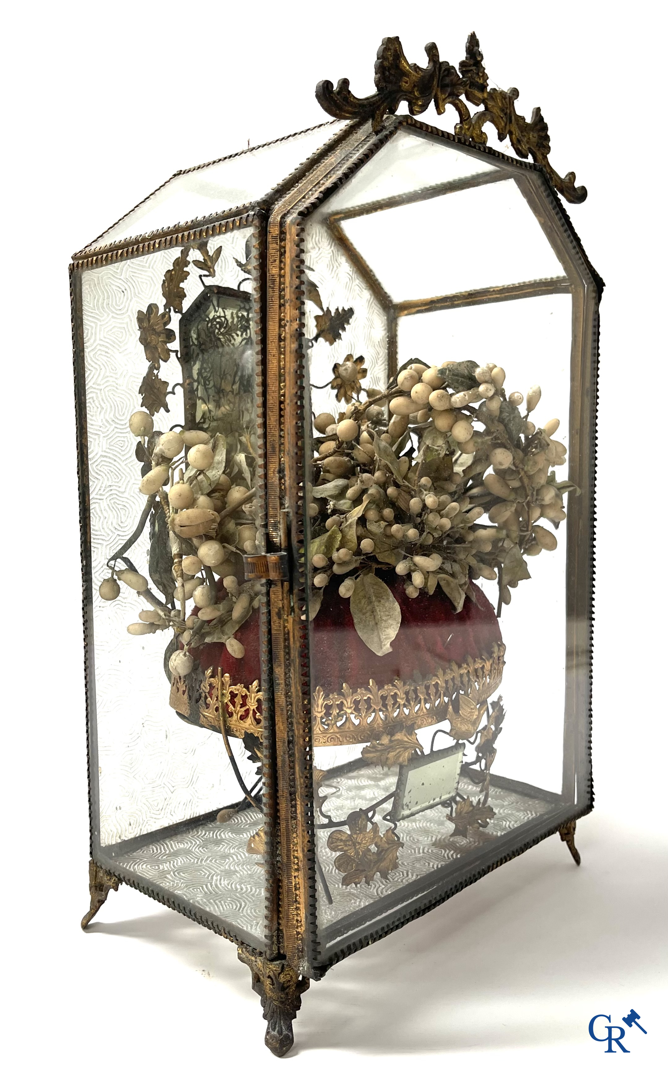 Un globe en verre avec un enfant en cire et une vitrine en laiton avec bouquet de mariée. Vers 1900.