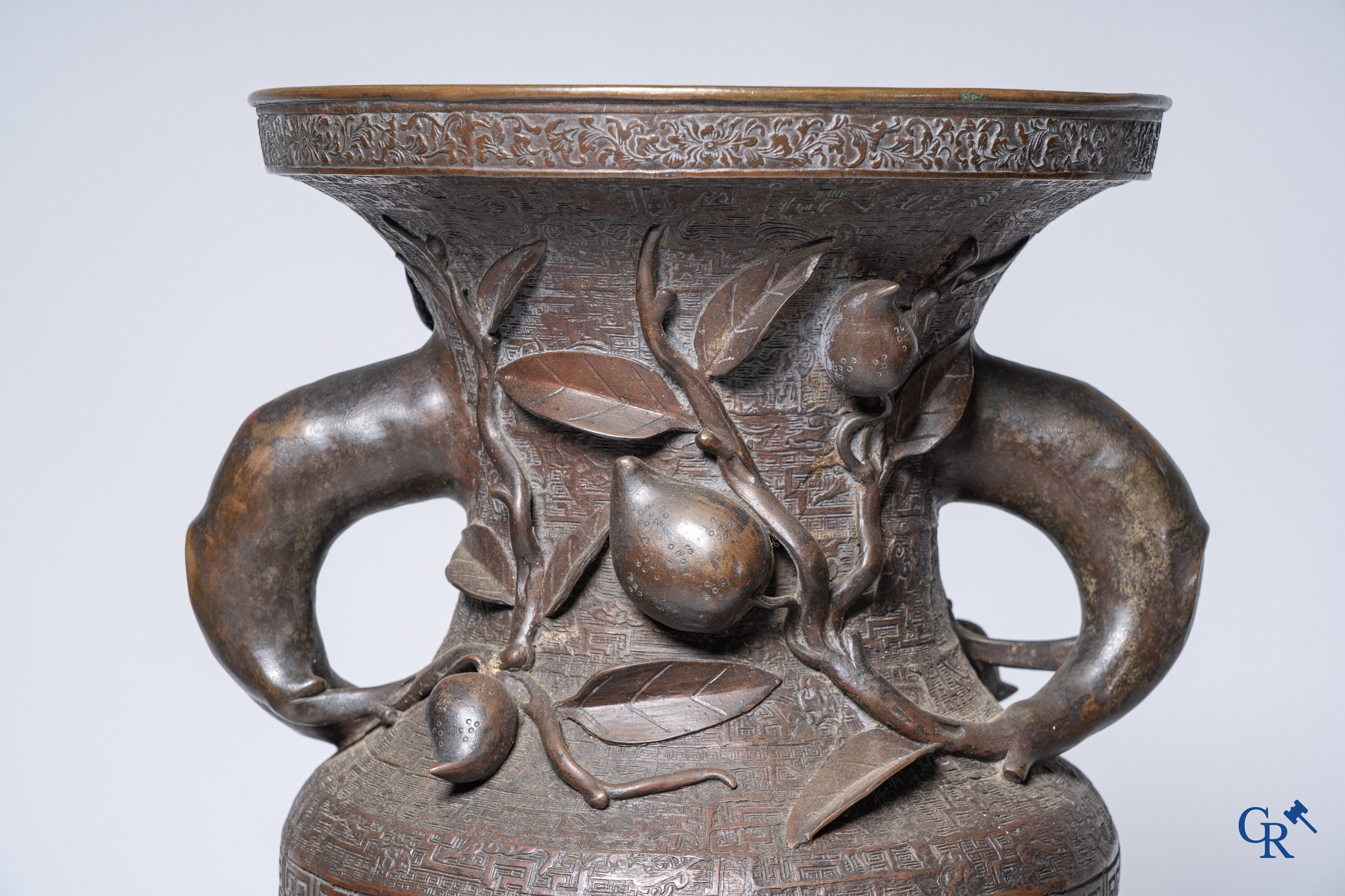 Art Asiatique, un important vase chinois en bronze sur un socle en bois.