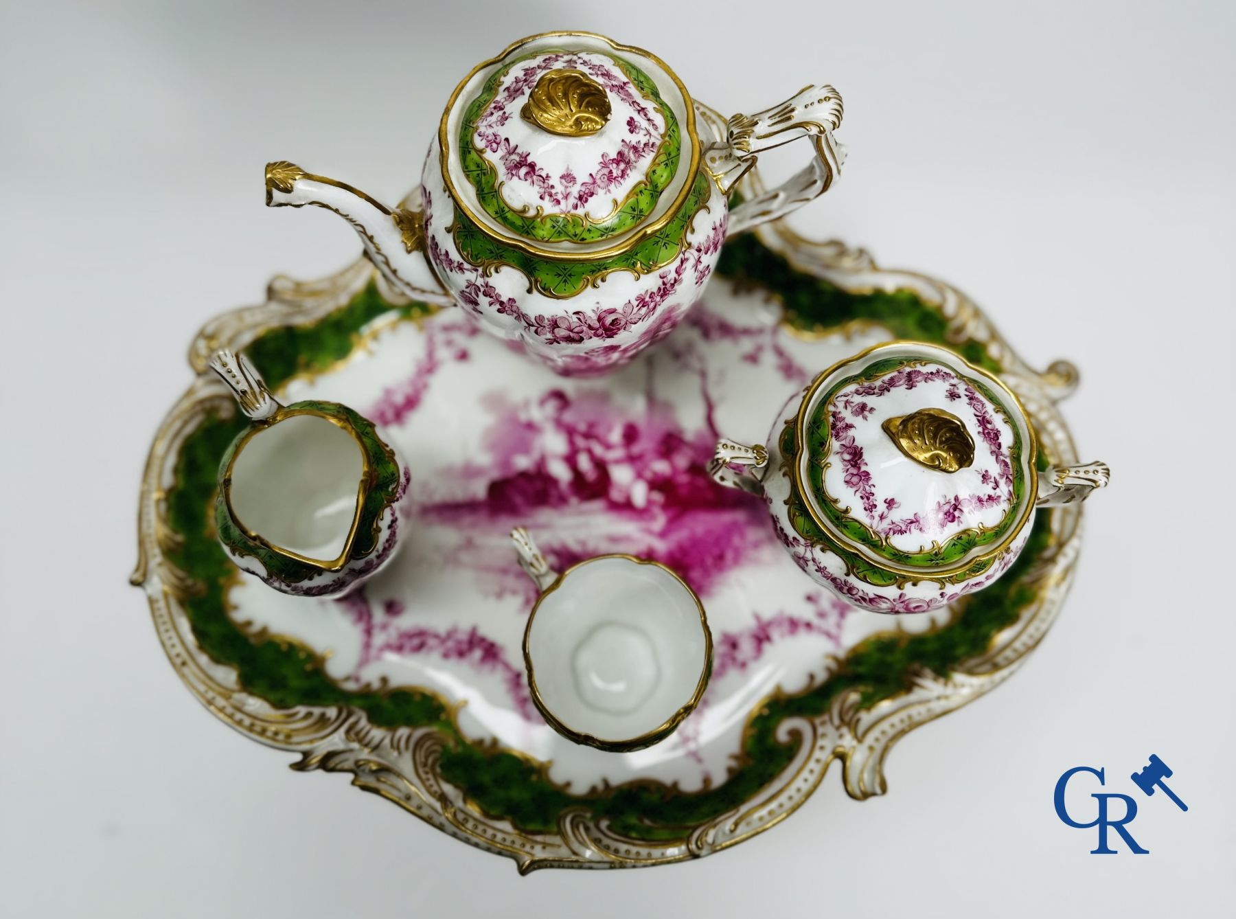 5-piece tableware so-called "egoist"  in multi-coloured decorated and raised decorated and gilded porcelain. 19th century.