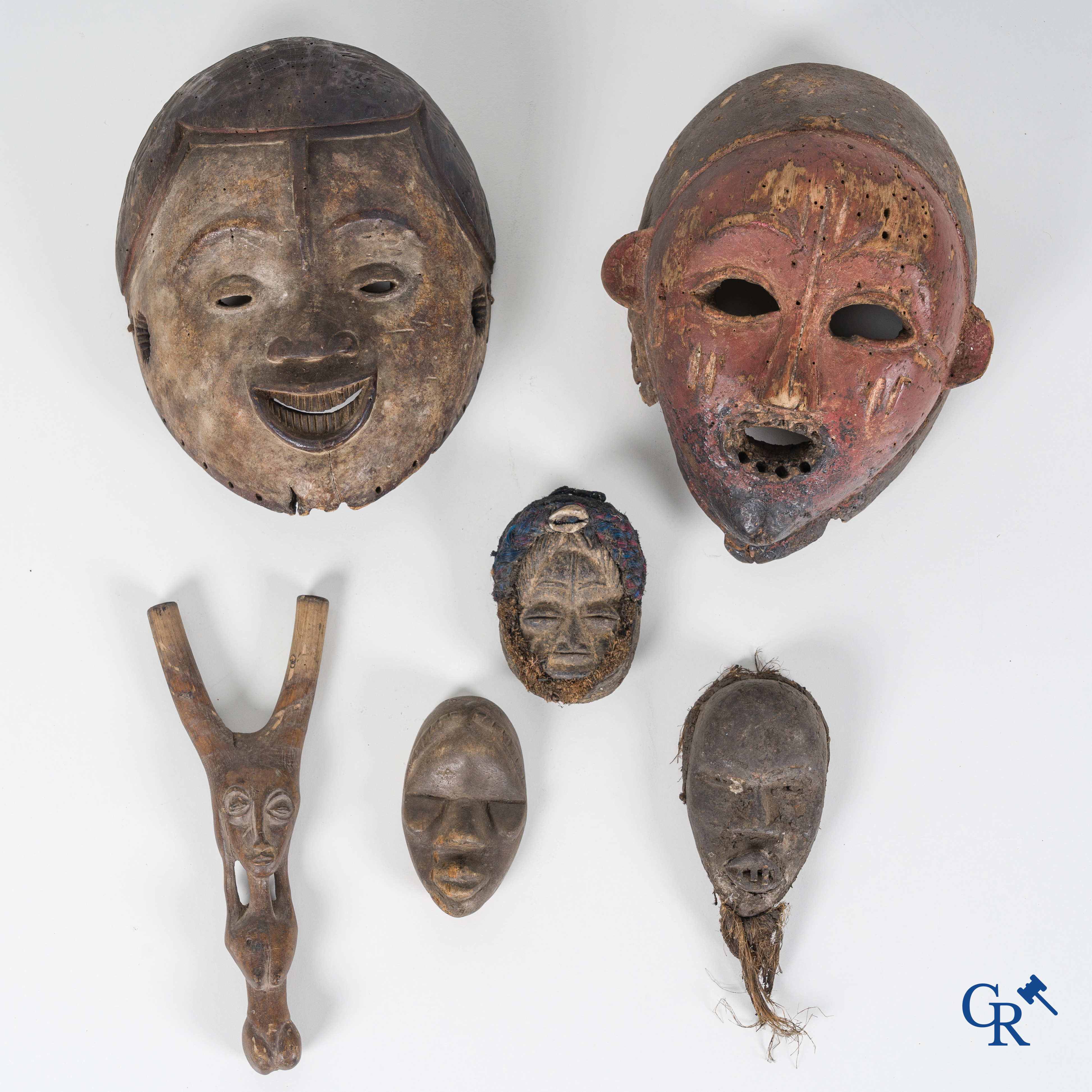 Art tribal, Art primitif, un lot de 8 objets africains en bois sculpté, masques, etc.