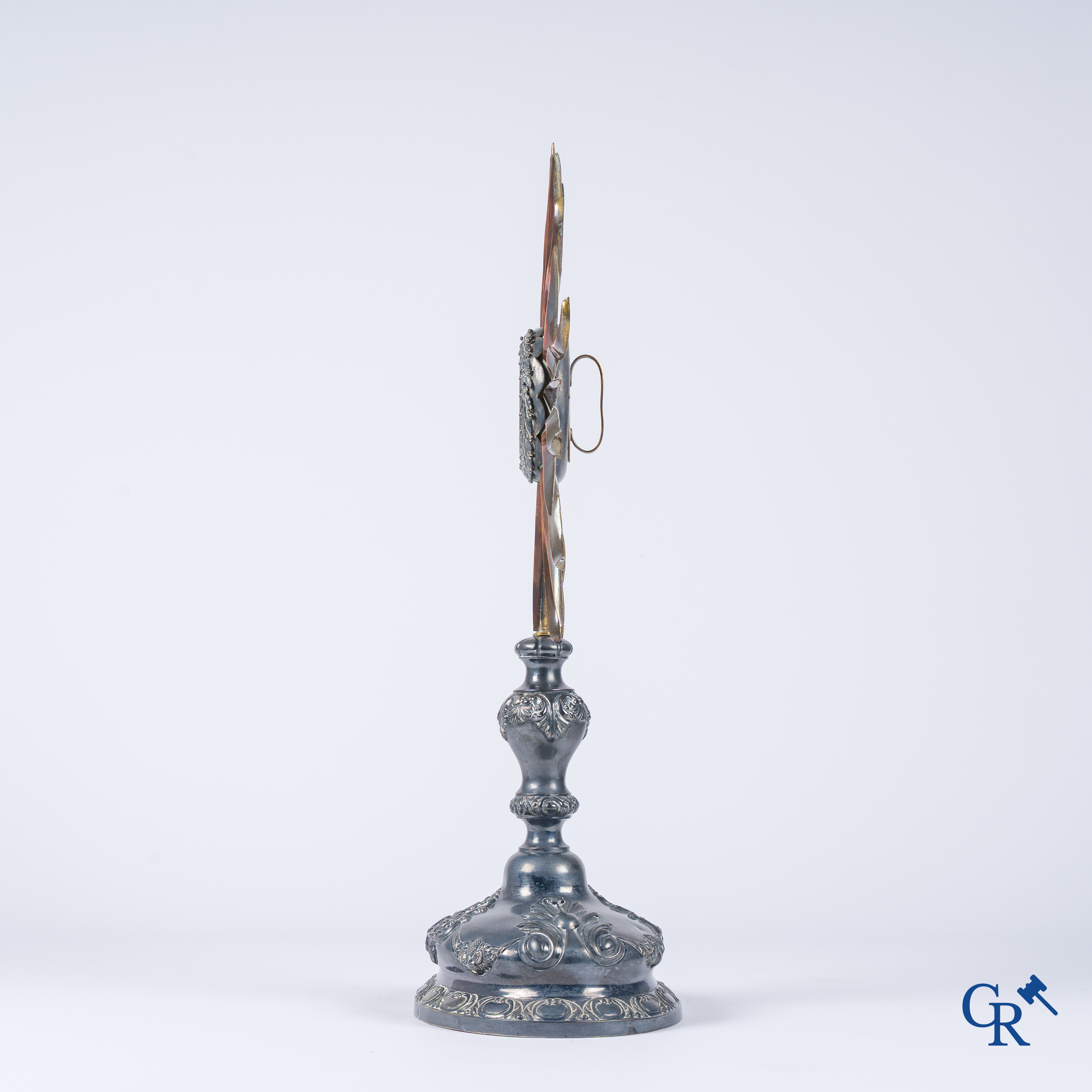 Objets religieux, un reliquaire en argent et laiton. Plusieurs poinçons, argent 2ème titre.