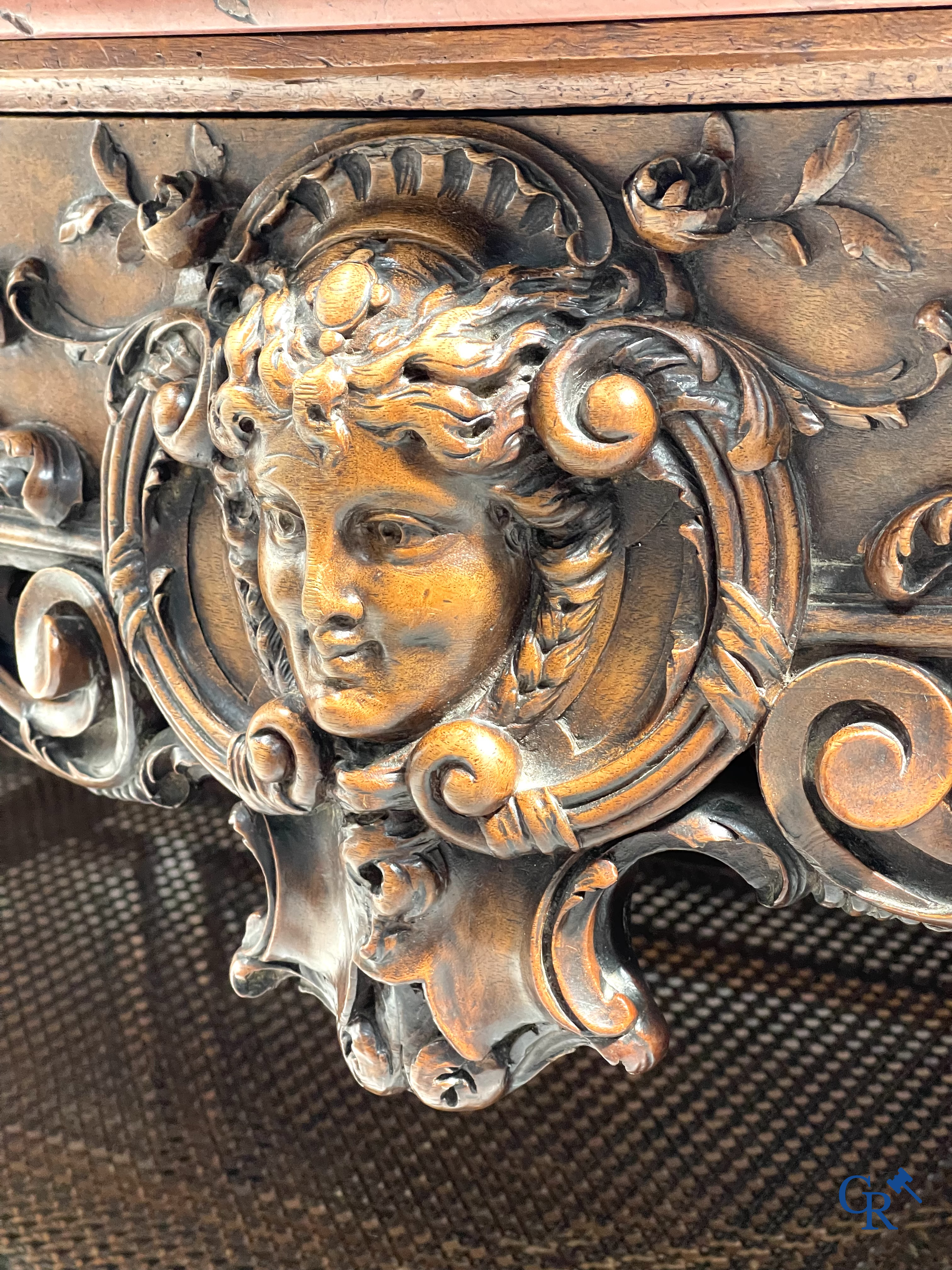 Maison Roll, 42, Rue Faubourg St. Antoine Paris. Een uitzonderlijk desserte meubel in gesculpteerd notelaar. LXVI-Stijl.