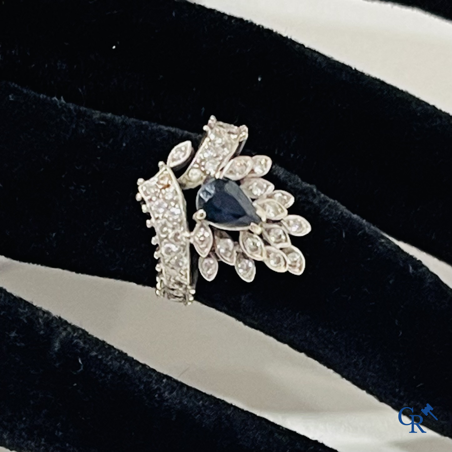 Jewellery, a ring in white gold 750°/00 set with a sapphire and diamonds.