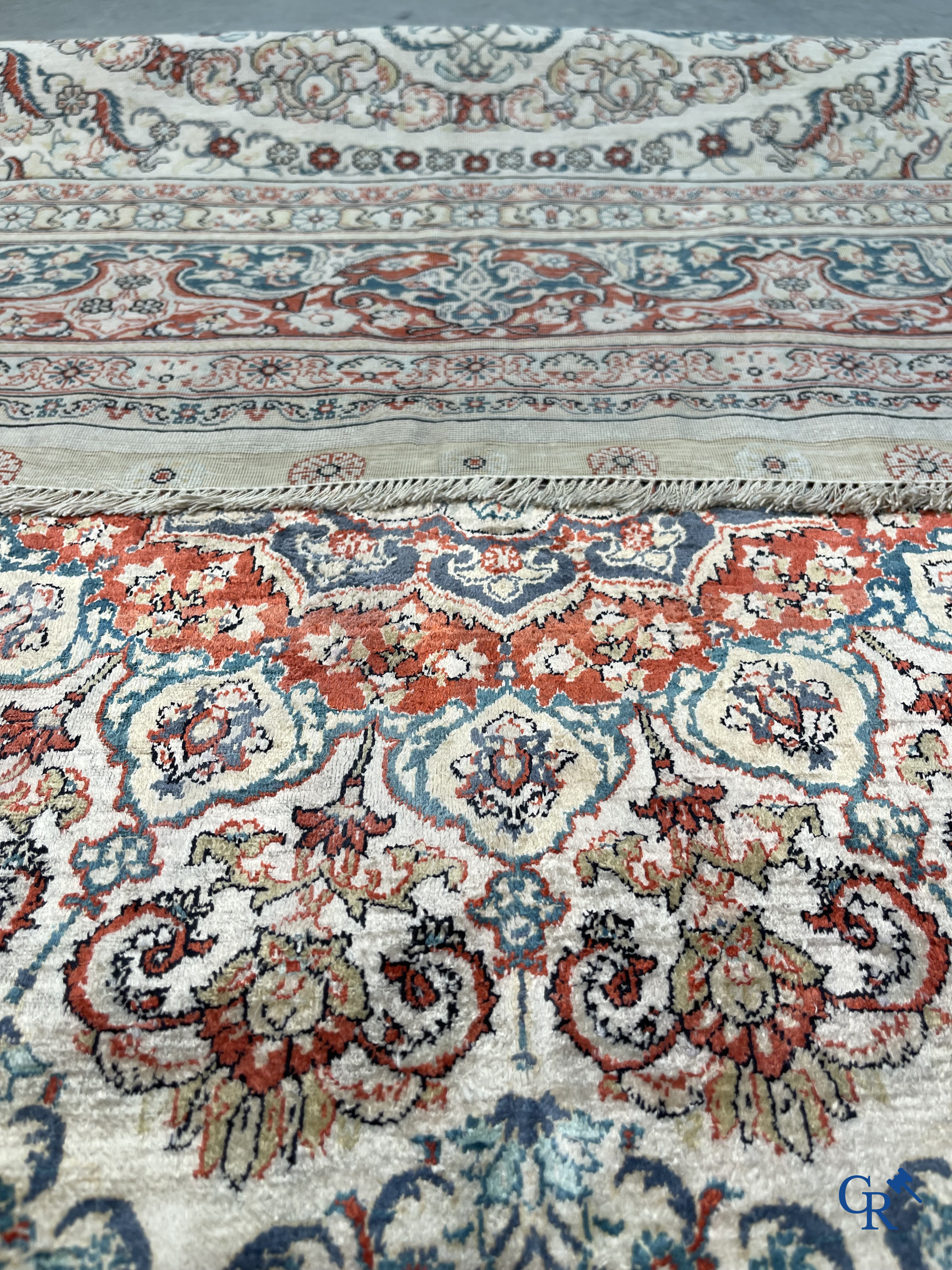 Tapis d'Orient: Hereke, un tapis d'orient en soie finement noué au décor floral.