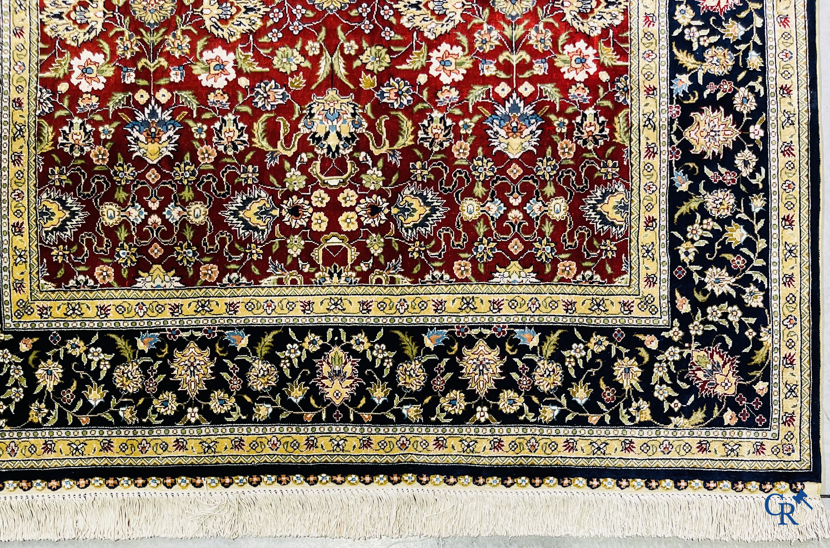 Tapis d'Orient: Iran, un tapis persan en soie noué à la main avec un décor floral.