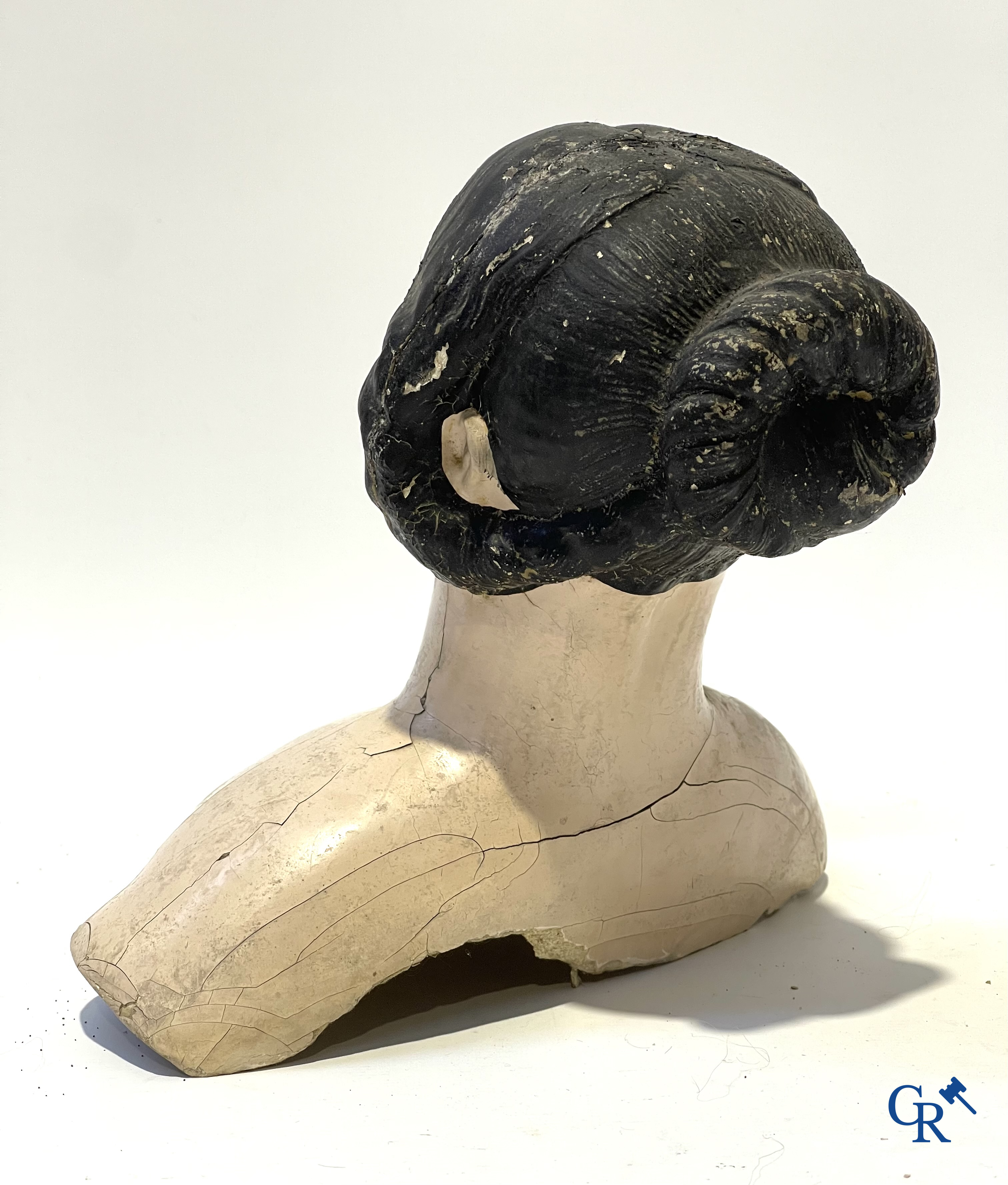 Jouets anciens, une poupée avec tête en porcelaine marquée Armand Marseille et un buste en papier mâché.