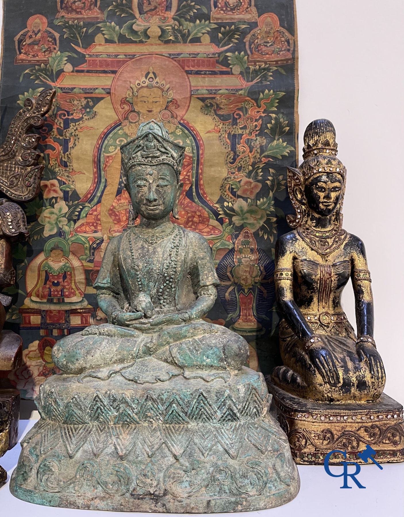 Asian Art: a lot consisting of 4 statues and a thangka.