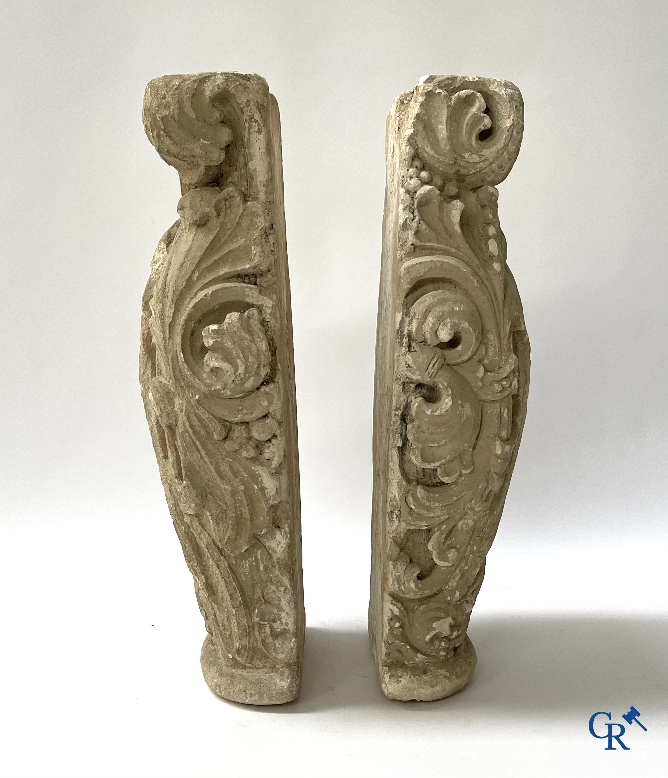 Paar gebeeldhouwde kalkstenen kapitelen. Frankrijk, hoogstwaarschijnlijk Champagnestreek, XIIe eeuw.