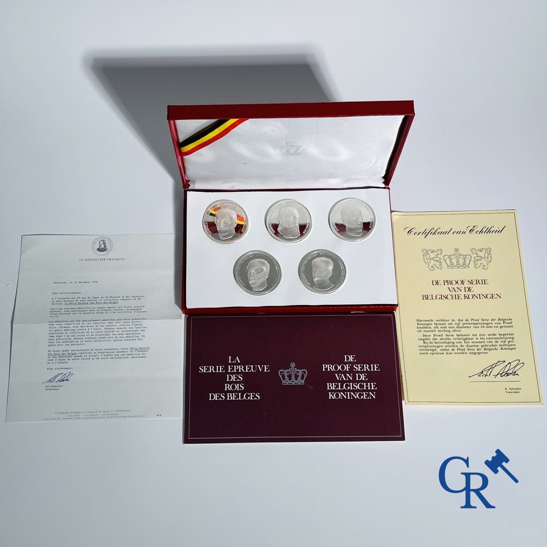 Sterling silver: Lot with commemorative medals, commemorative postage stamps and others about the royal house of Belgium.