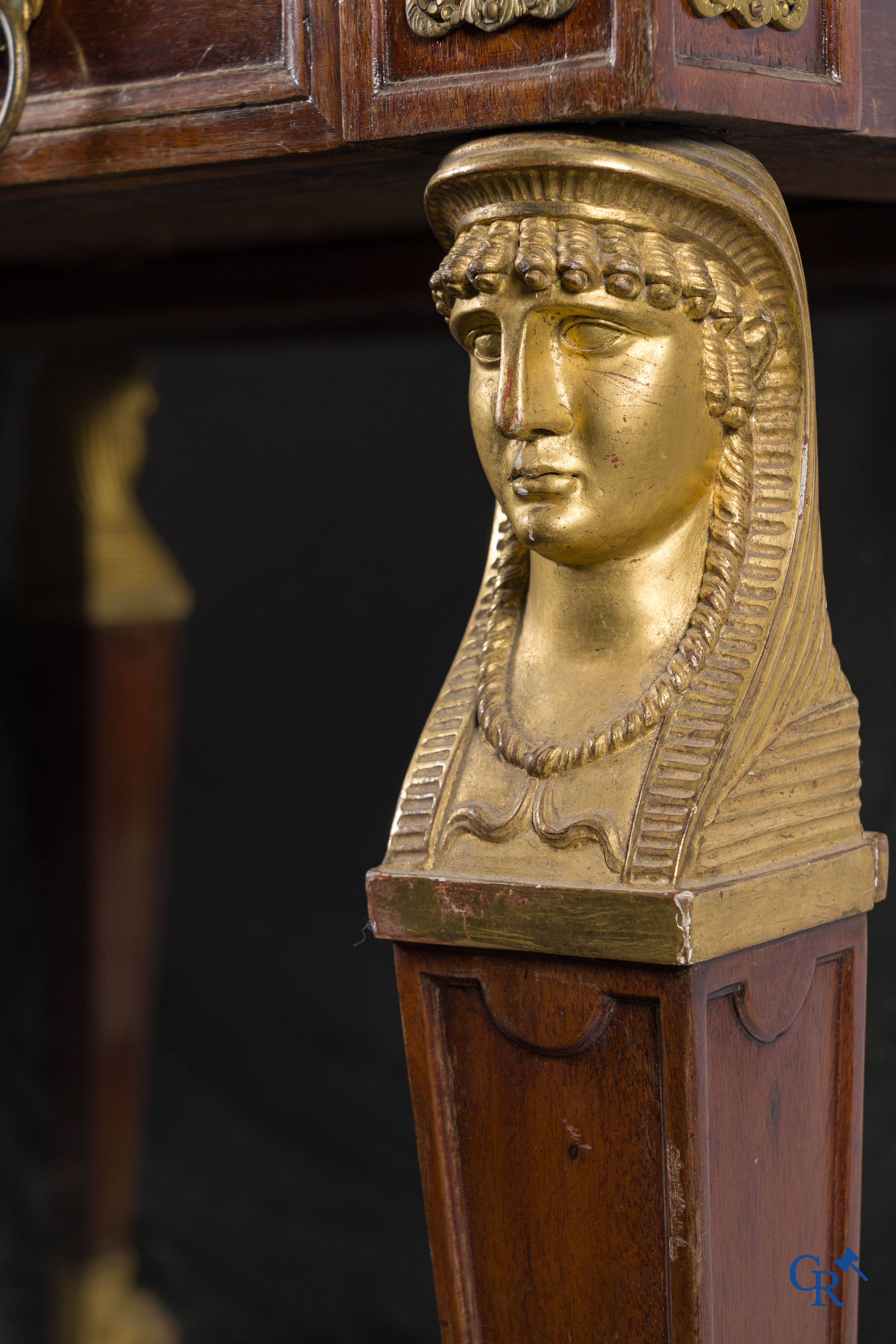 Empire tijdperk, een console in mahonie met vergulde Egyptische bustes. Gemerkt Jacob. Circa 1810.