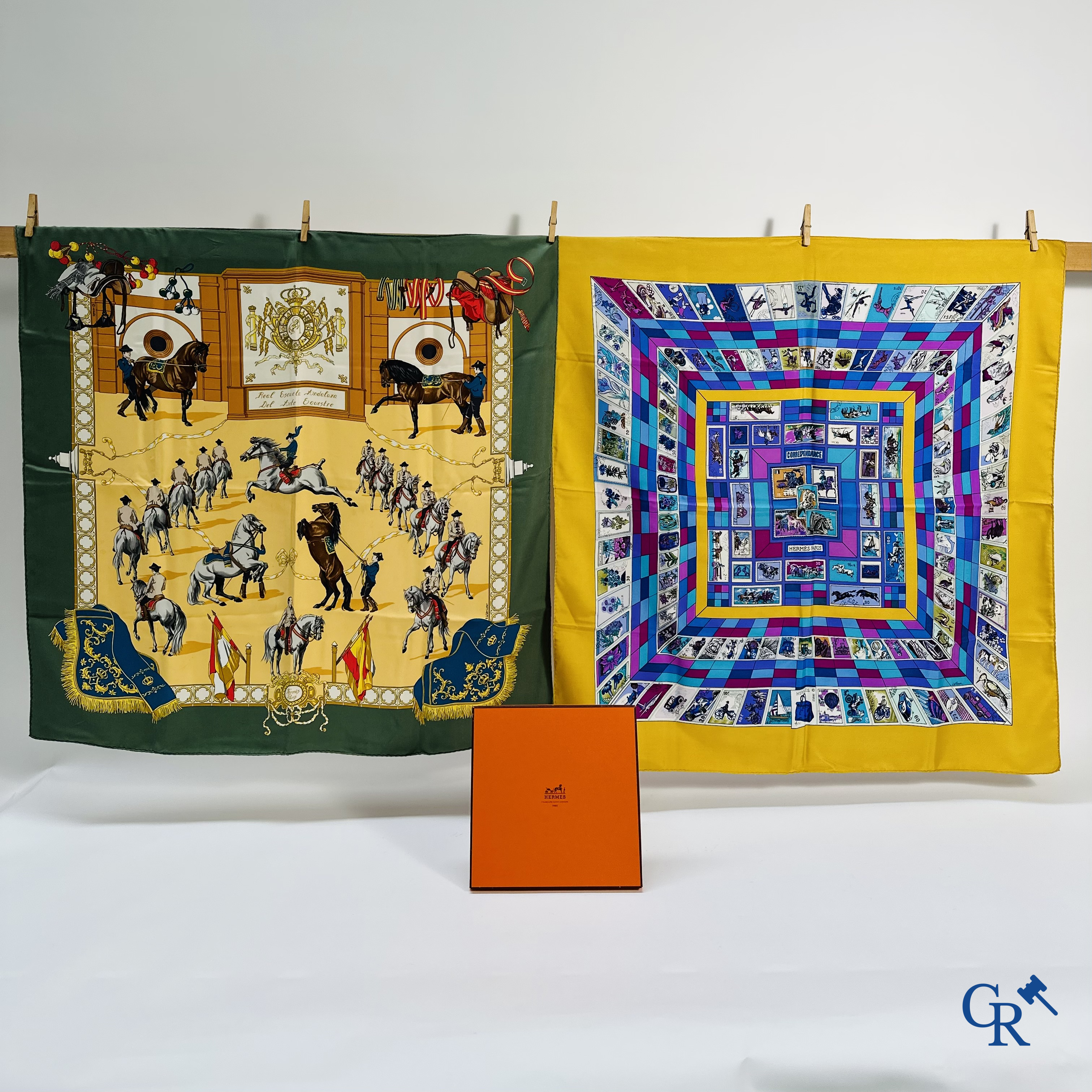 Hermès Paris: 2 foulards "Correspondance" et "Real Escuela Andaluza Del Arte Equestre" dans une boîte.