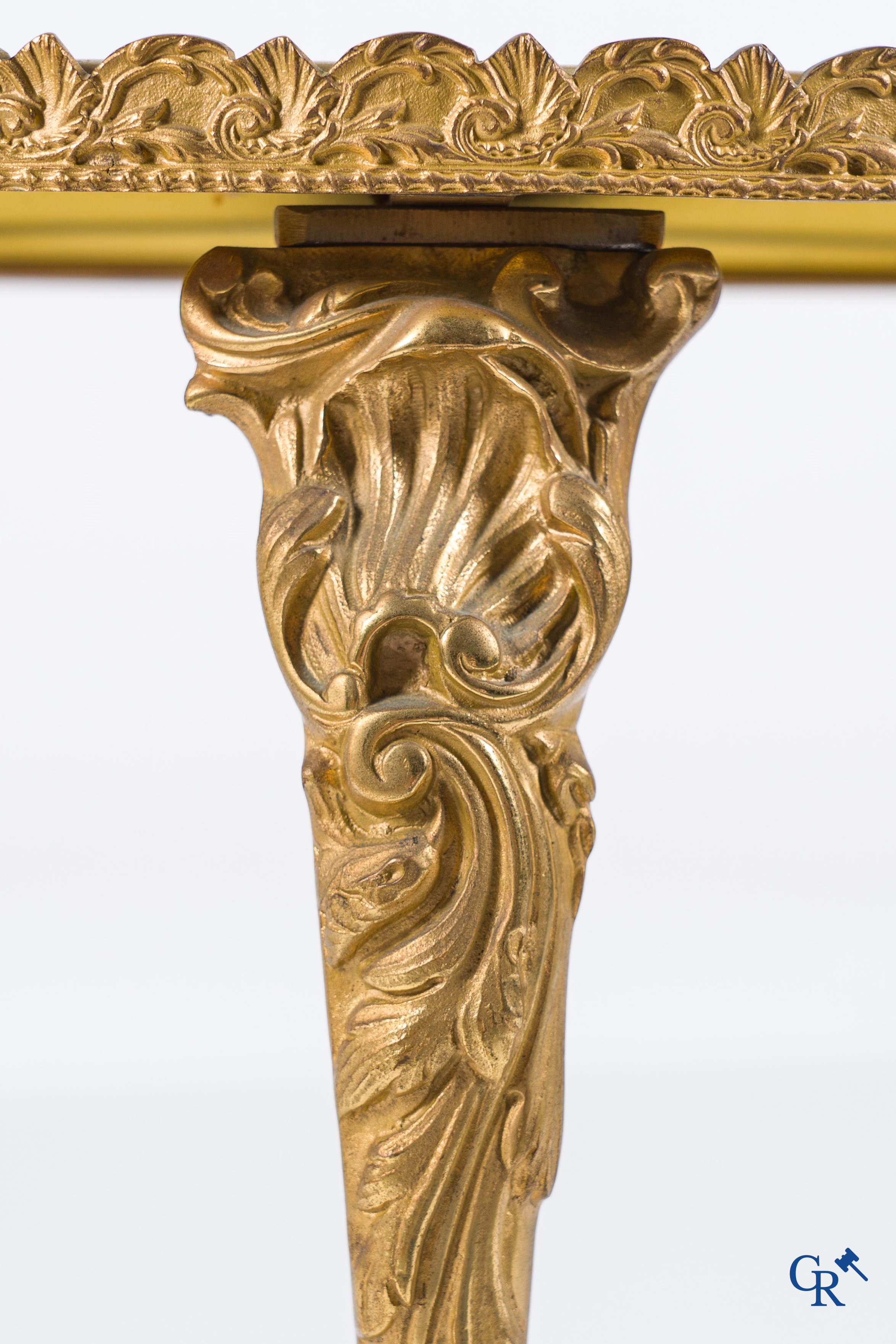 Porcelaine européenne: Limoges dans le goût de Sèvres. Table basse ronde en bronze et porcelaine signée M. Lebret.