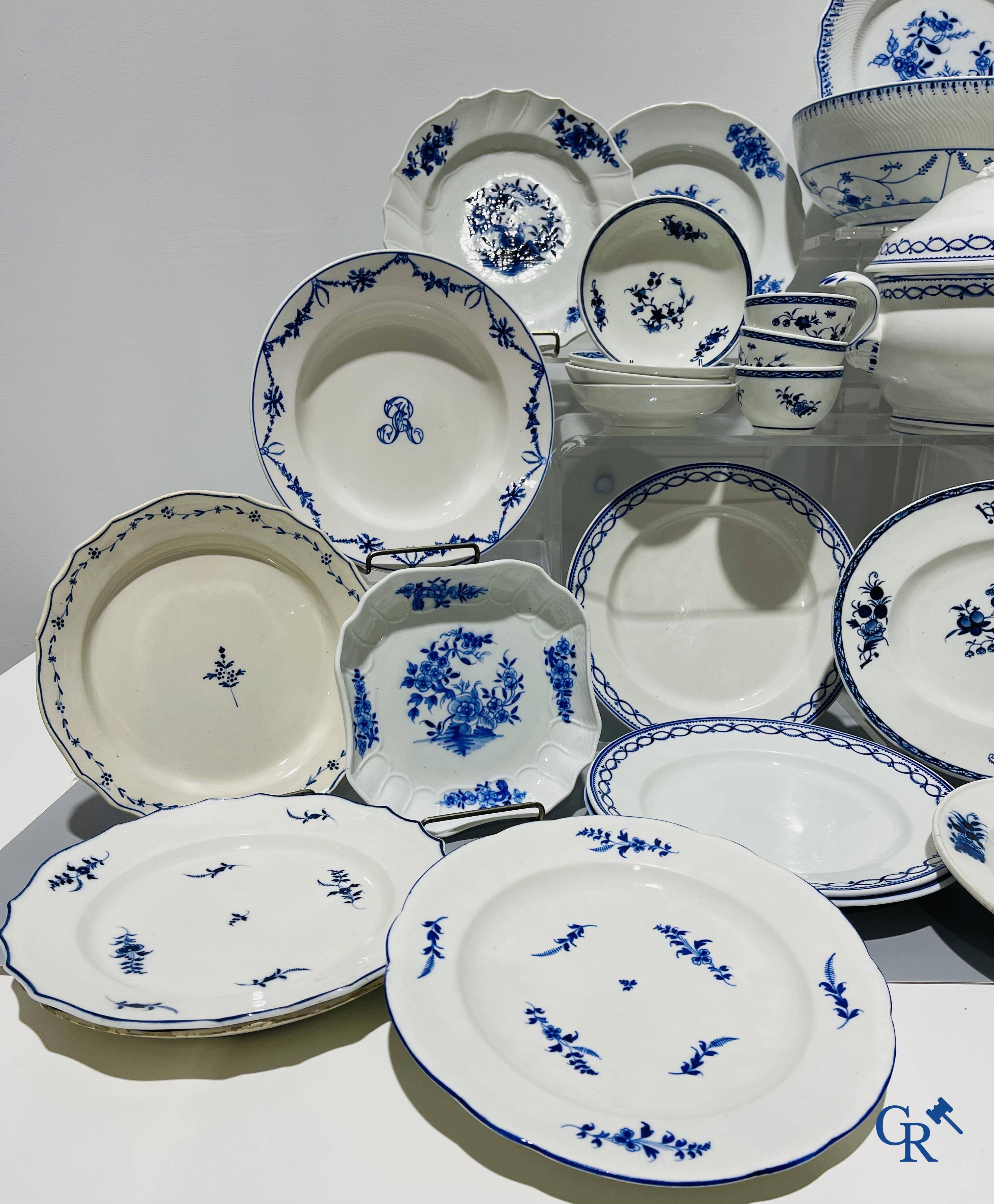 Europees porselein, Doornik. Een groot lot diverse stukken blauw wit porselein en faience. 18e - 19e eeuw.