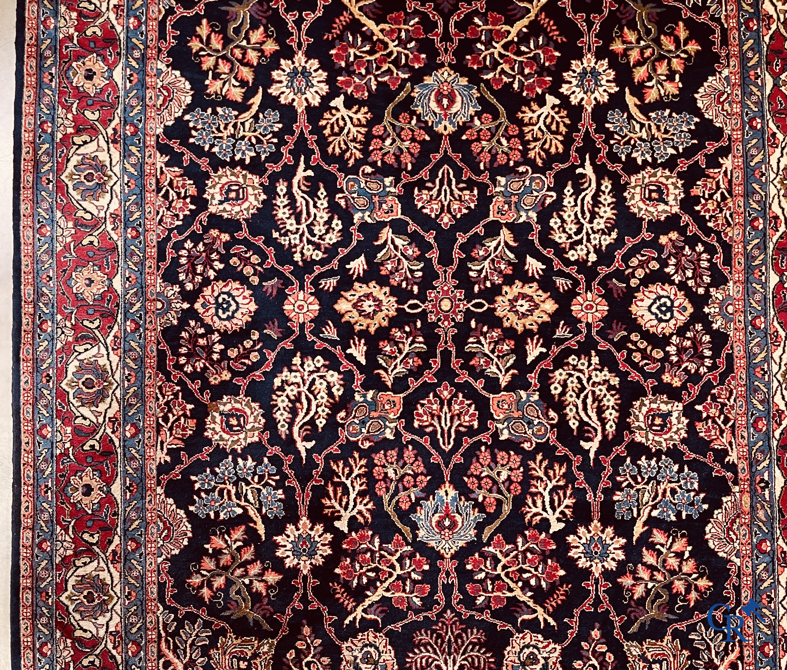 Tapis d'Orient. Iran. Grand tapis persan noué à la main avec un décor floral.