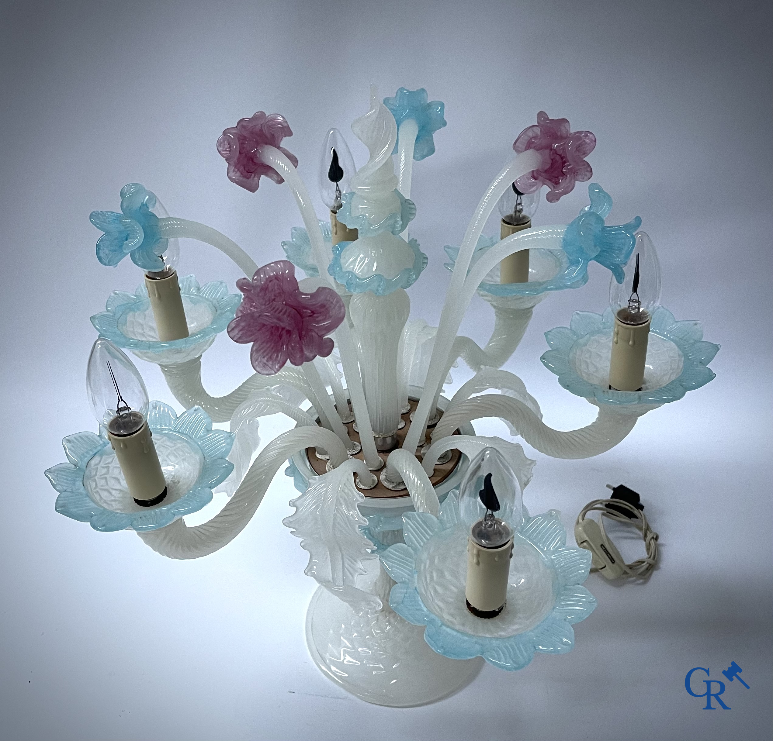 Un lot d'une lampe de table vénitienne, une paire de grandes appliques en verre vénitien et un plafonnier en Murano.