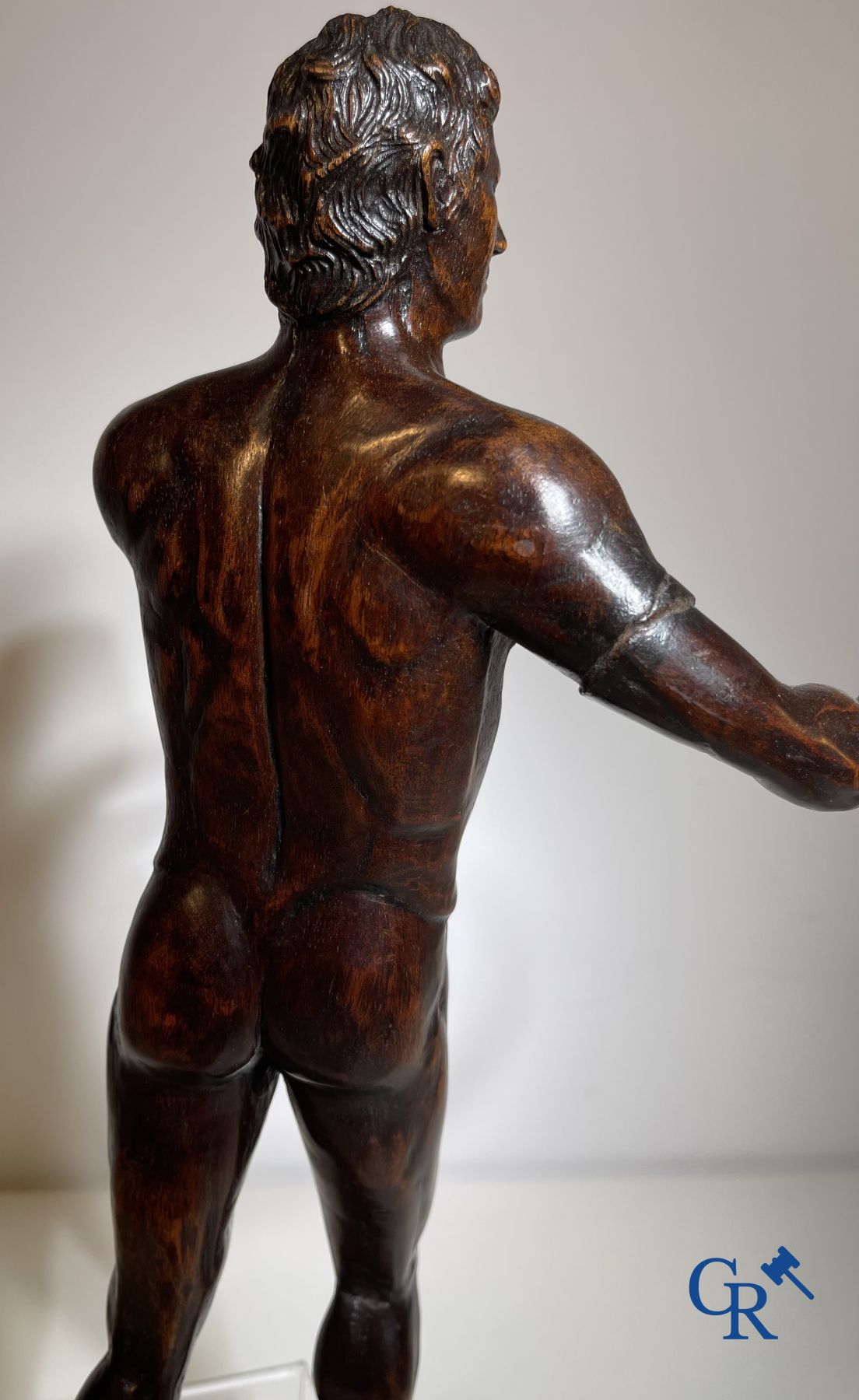 Un modèle d'un homme debout en bois sculpté. Allemagne ou Italie, XVIIIe-XIXe siècle.