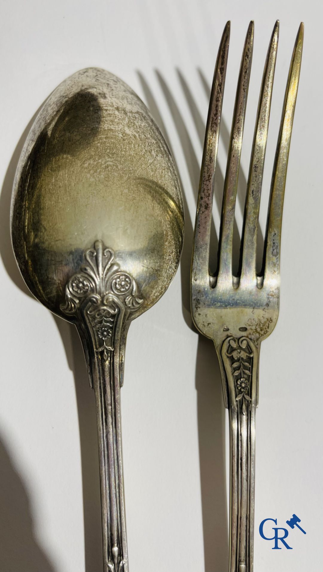 Silver: A lot with silver cutlery, 2 silver crowns and a silver candlestick.