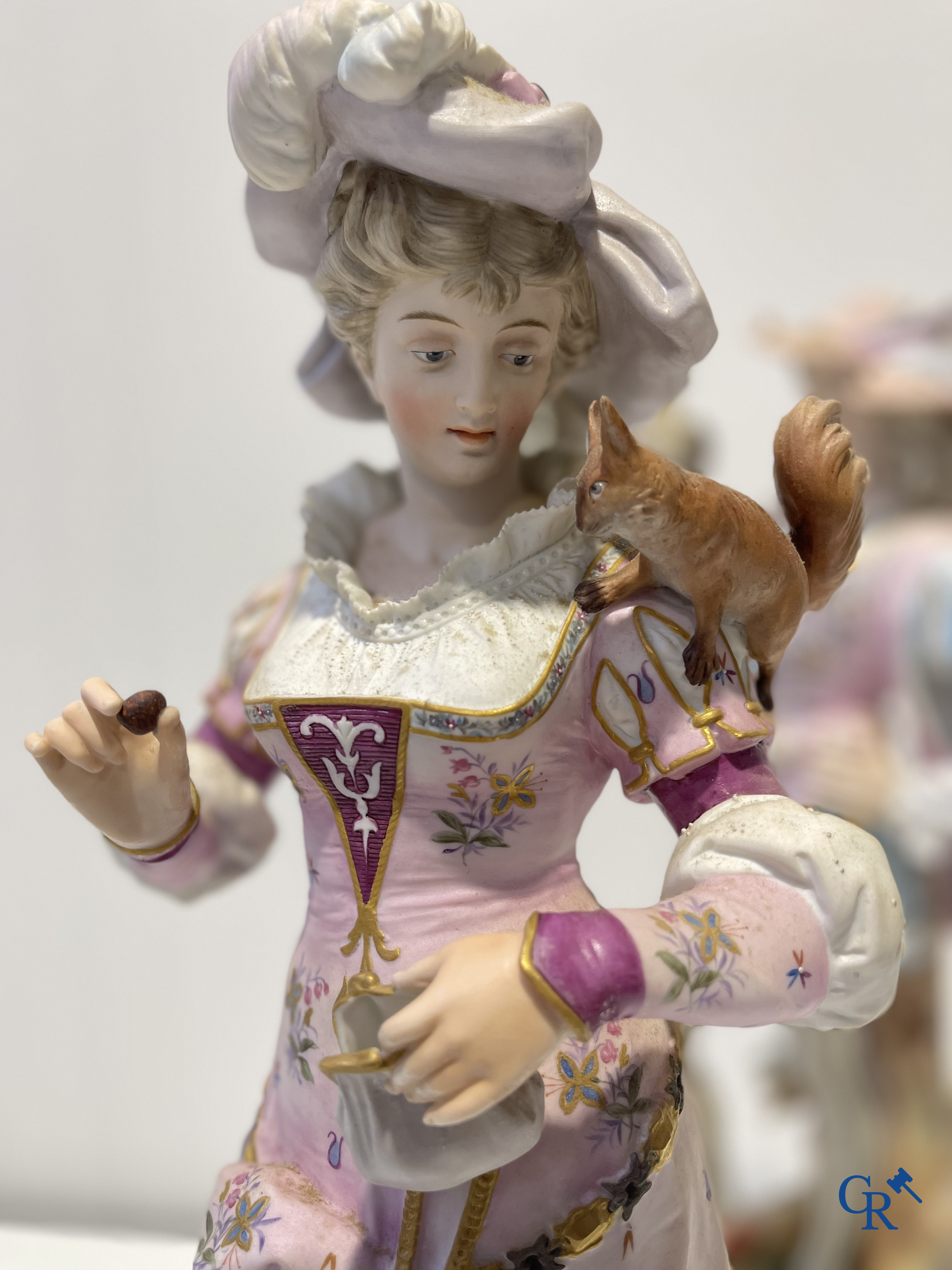 Exceptionnelle paire de grandes statues en biscuit polychrome et dorée. 2ème moitié du 19ème siècle.