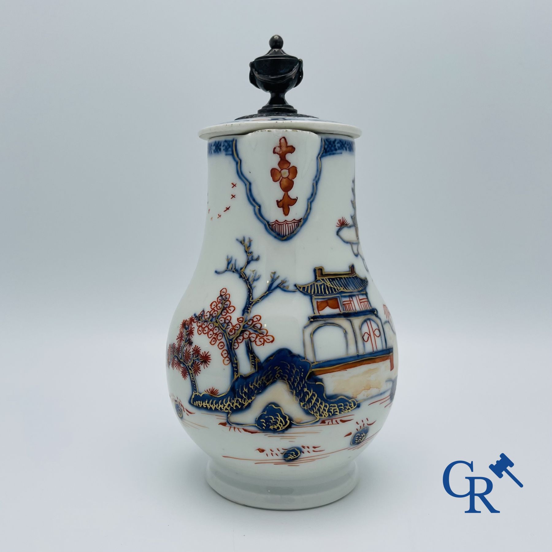 Art Asiatique : Cruche en porcelaine Chinoise décor imari montée en argent. Période Qianlong.