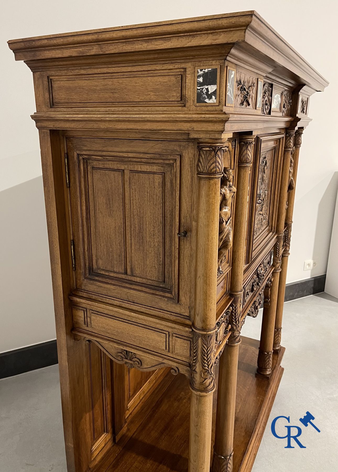 Mobilier : Une crédence finement sculptée en noyer, style néo-renaissance avec incrustation de marbre.