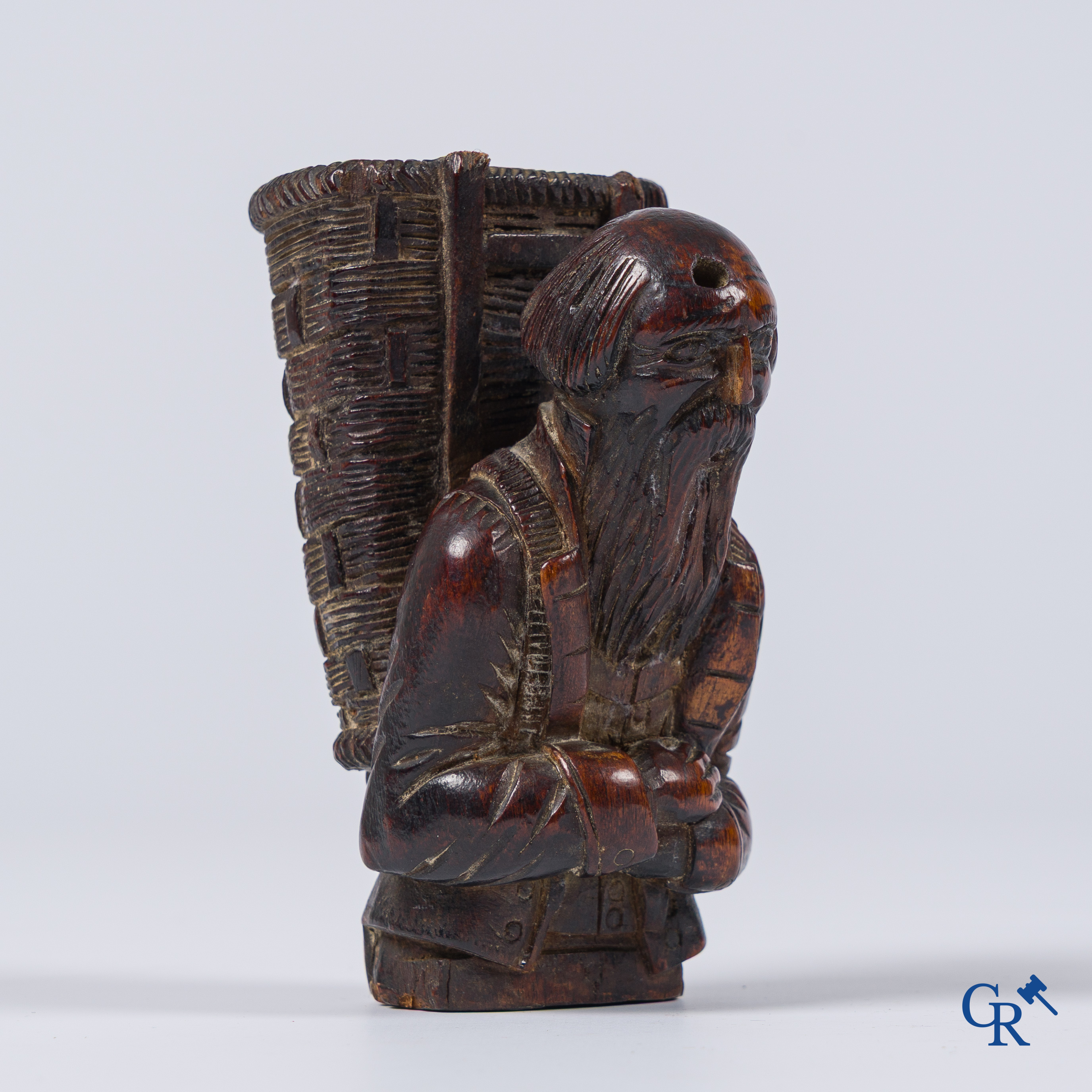 Buttenman drinkbeker. Gildebeker van de druivenplukkers. Gesneden fruithout. Rijnstreek of Zwitserland, 17e eeuw.