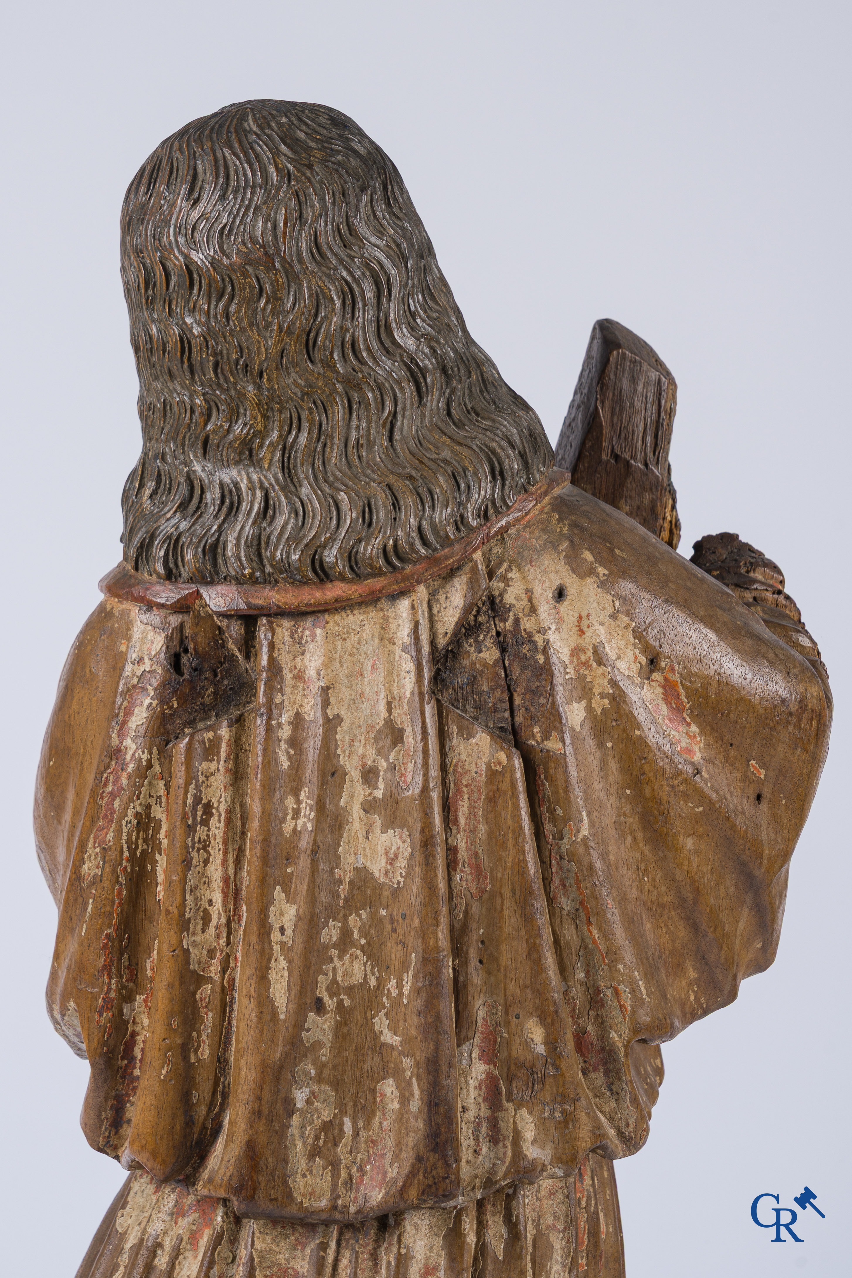 Religieuze objecten, een antieke hout gesculpteerde voorstelling van een aartsengel. Resten van polychromie.