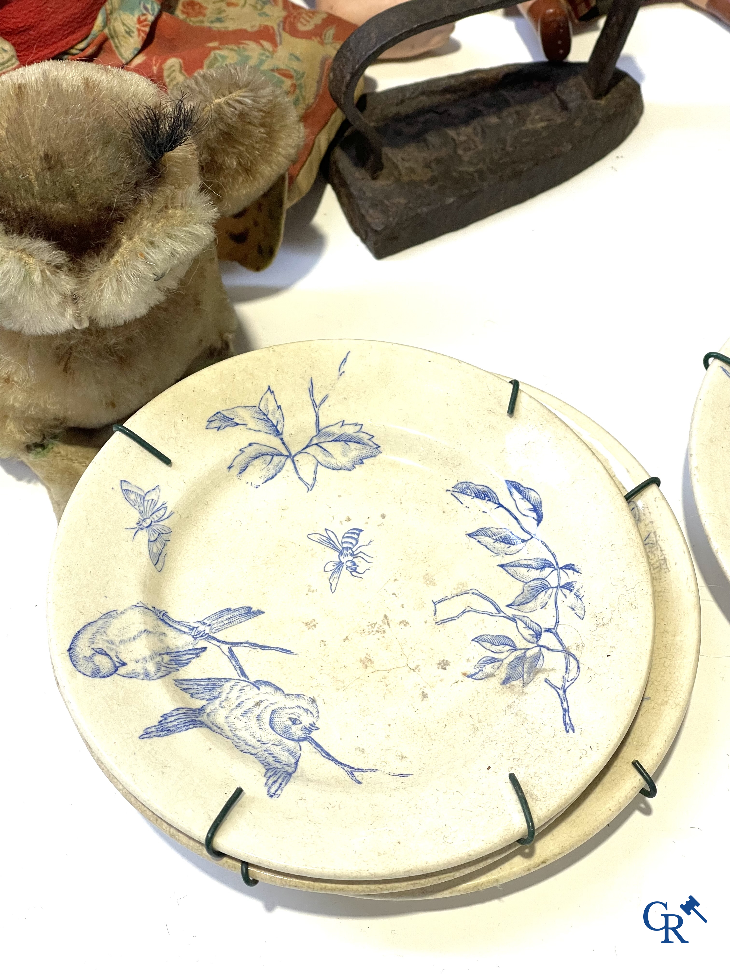 Vieux jouets, Grand lot avec différentes poupées anciennes et objets de collection.