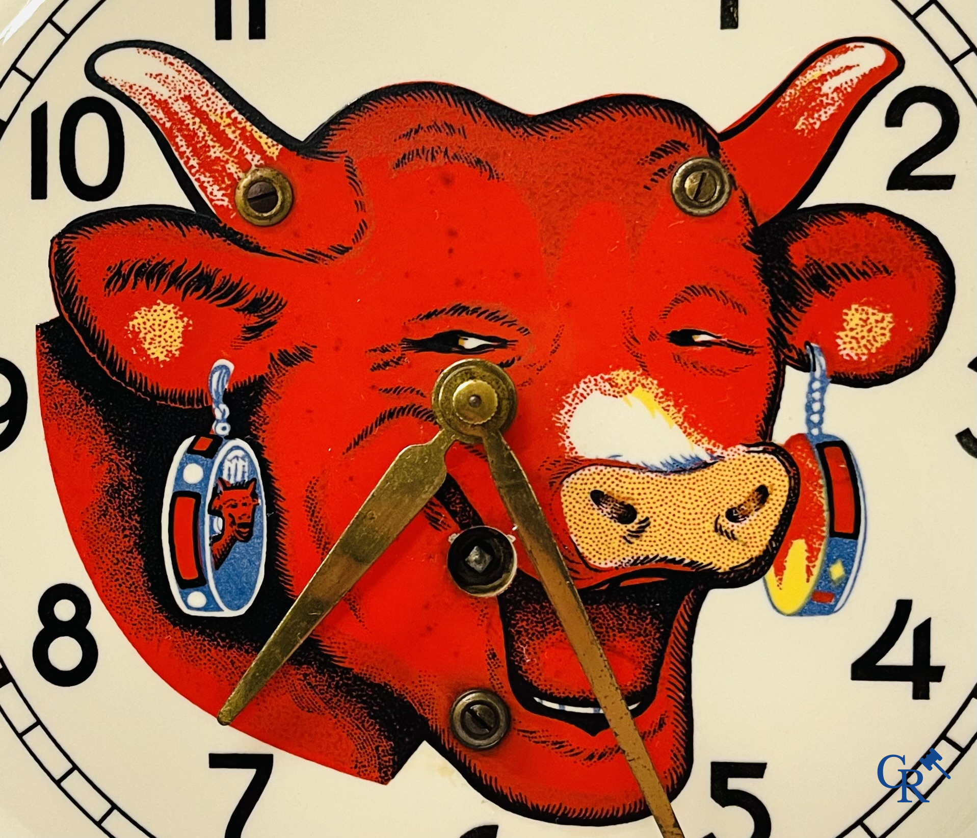 Benjamin Rabier (1864-1939) La Vache Qui Rit, een publiciteits wandklok in faience voor de kazen van Fromageries Bel.