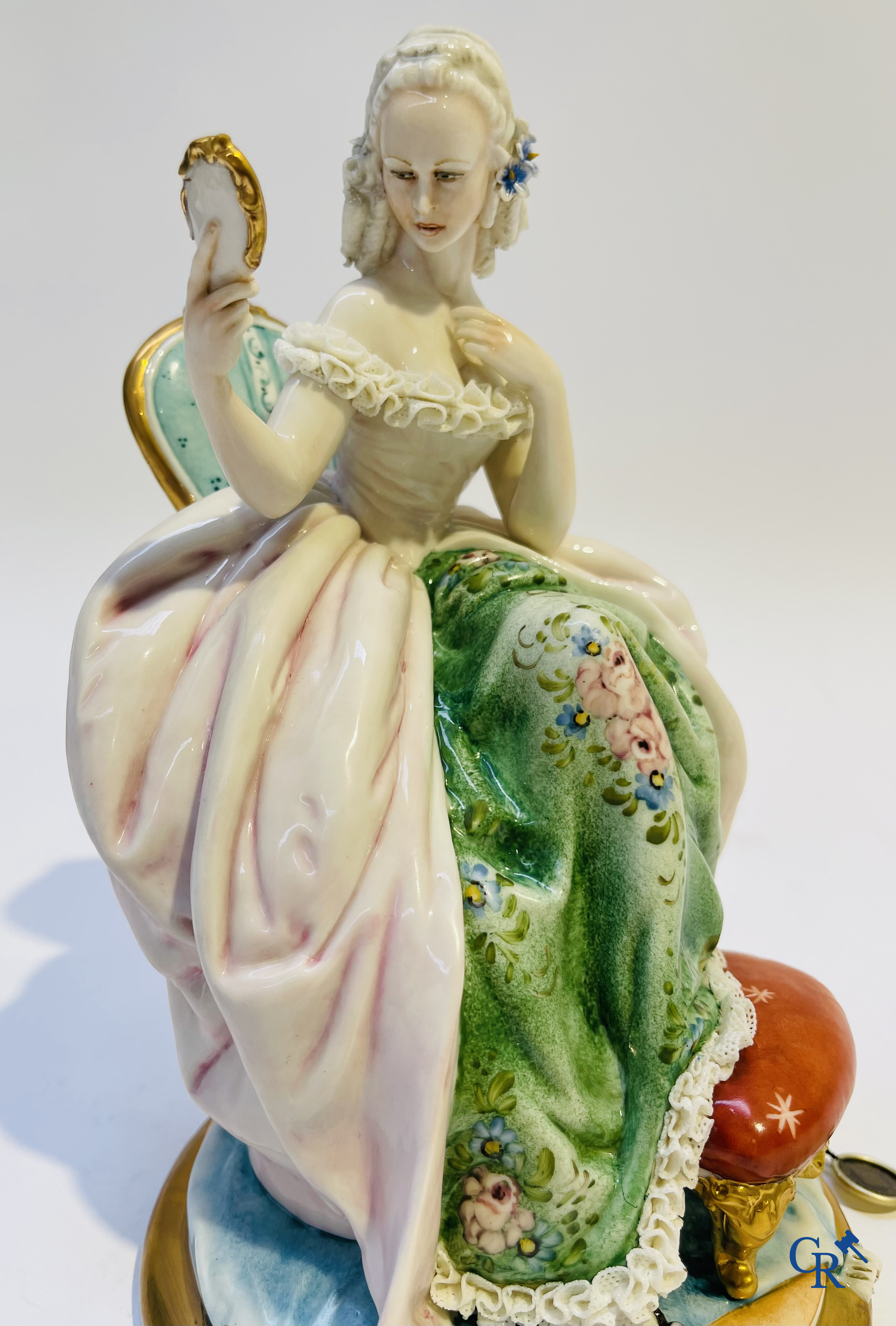 Porcelaine: Capodimonte: 2 groupes en porcelaine italienne avec dentelle.