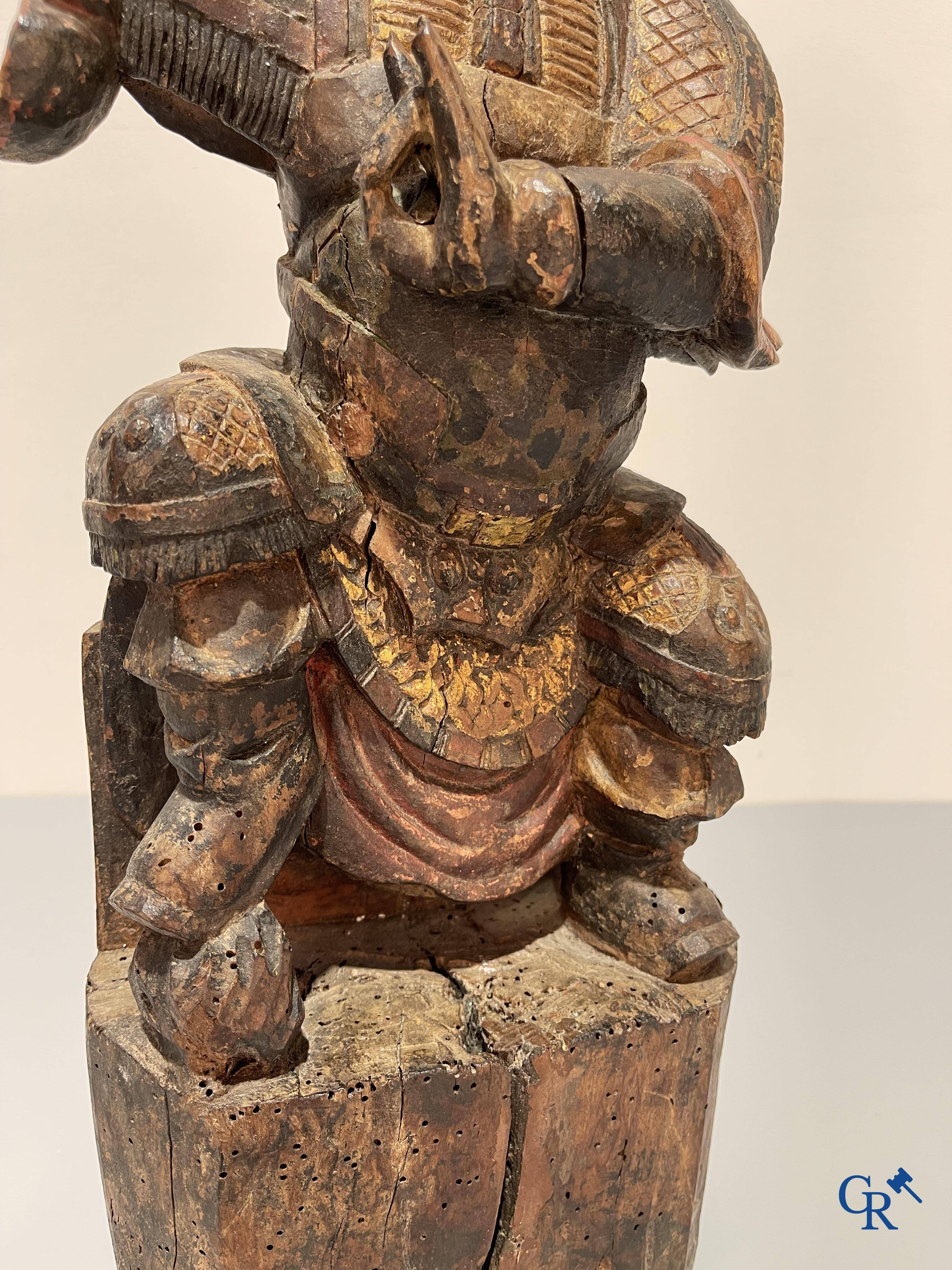 Aziatica, Een antieke Chinese houtgesculpteerde en polychrome voorstelling van een krijger.