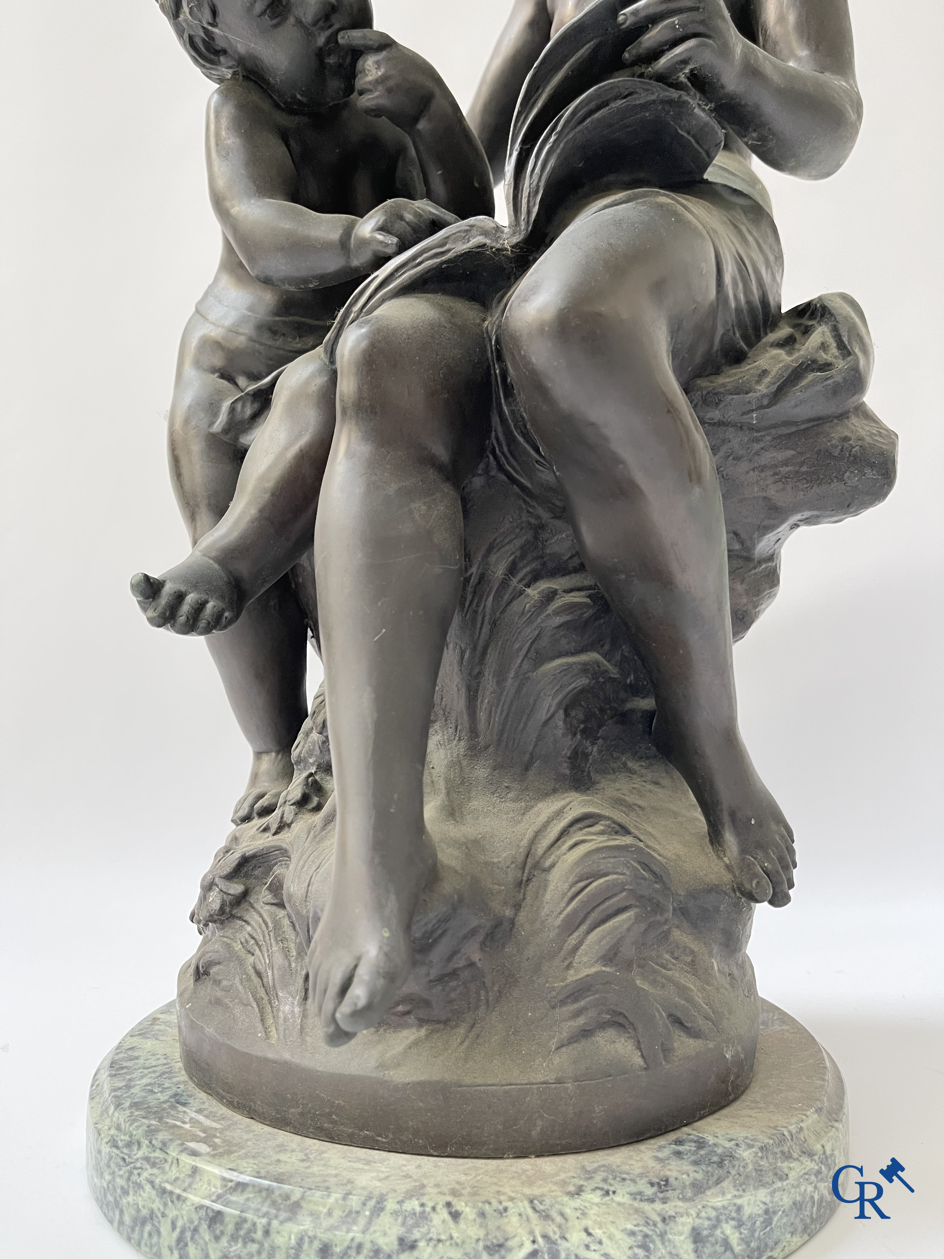 Auguste Moreau (d'après) Statue en bronze sur un socle en marbre vert. Posthume. XXème siècle.