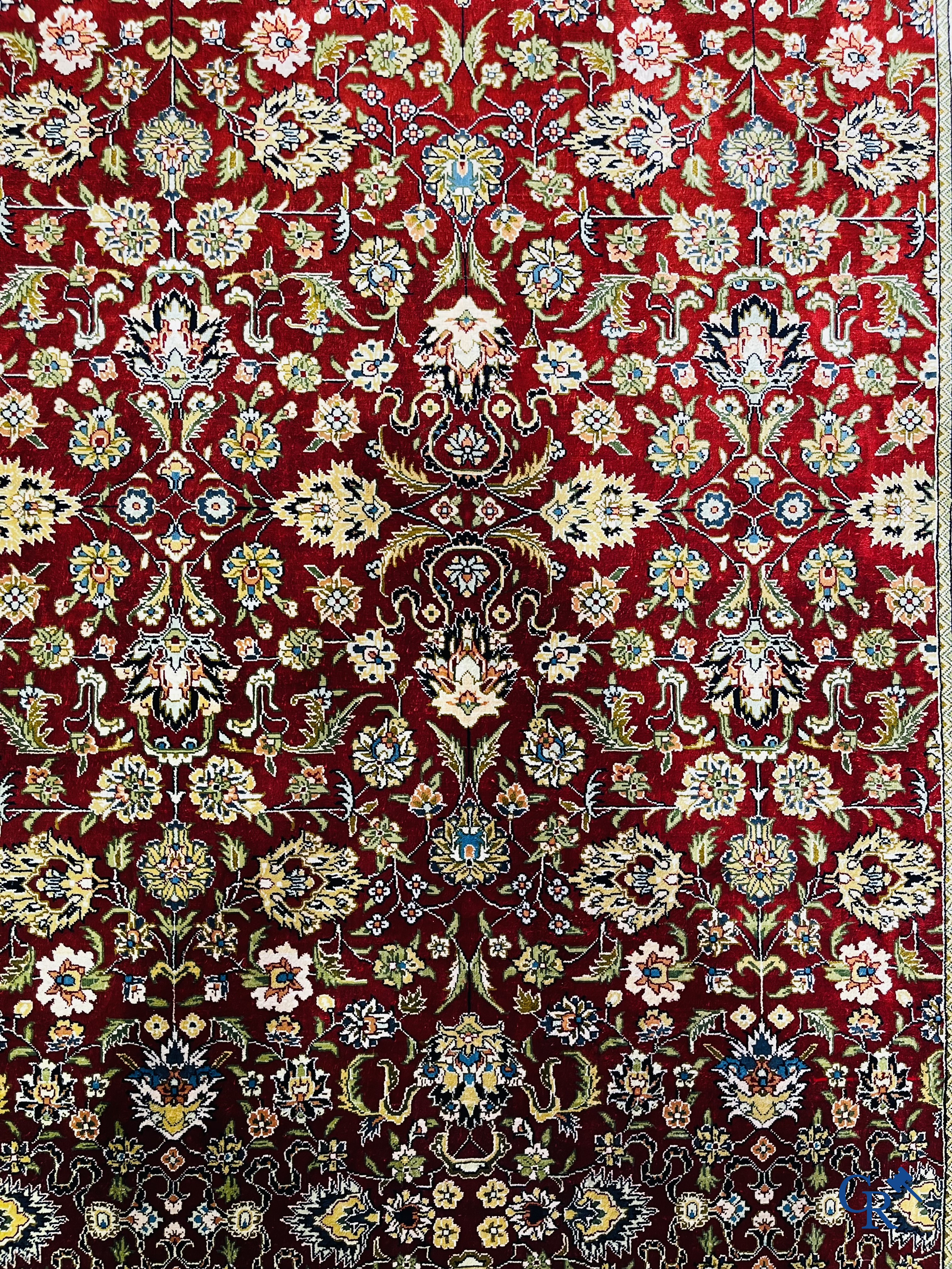 Tapis d'Orient: Iran, un tapis persan en soie noué à la main avec un décor floral.