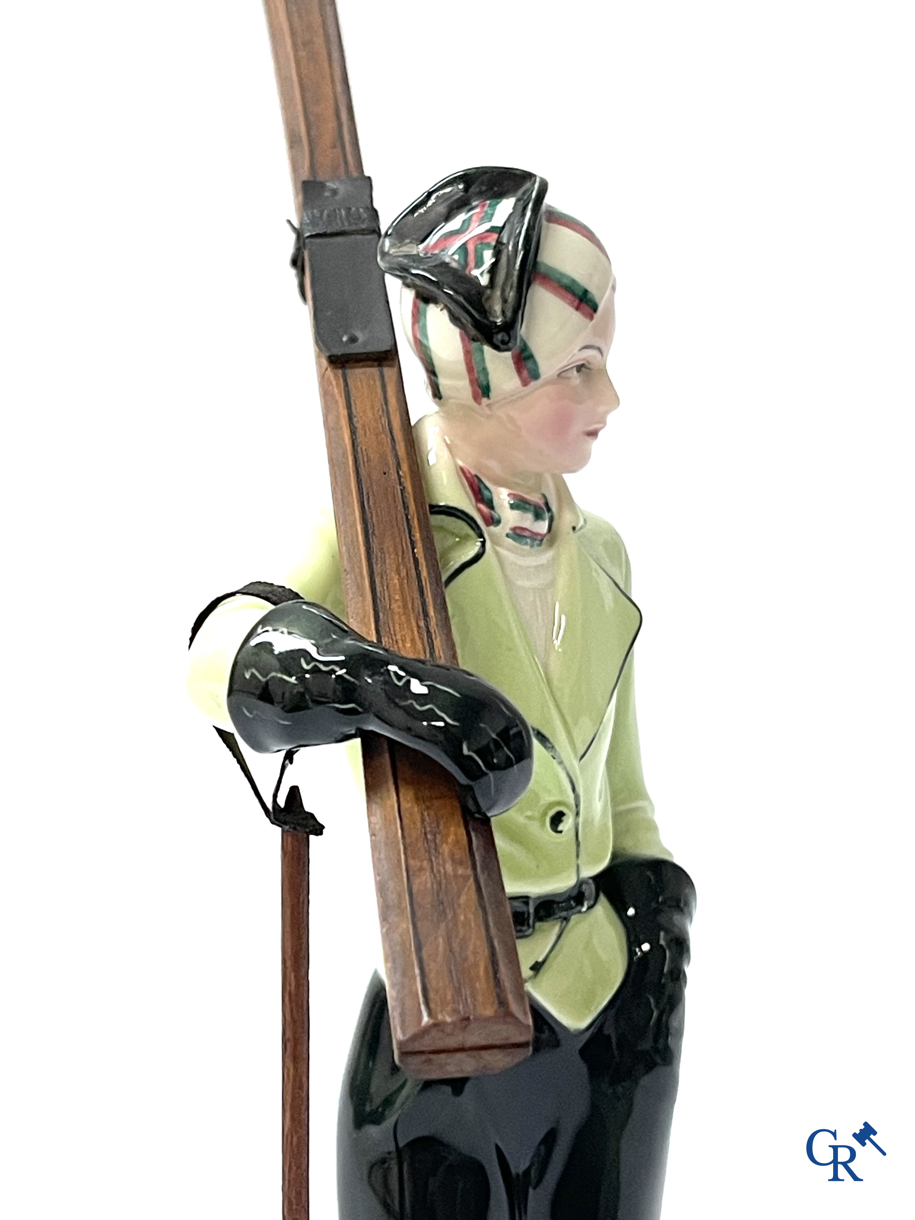 Hertwig en Company, Katzhütte, Thüringen. Een skiester in fijn polychroom en geglazuurd aardewerk. Circa 1930.