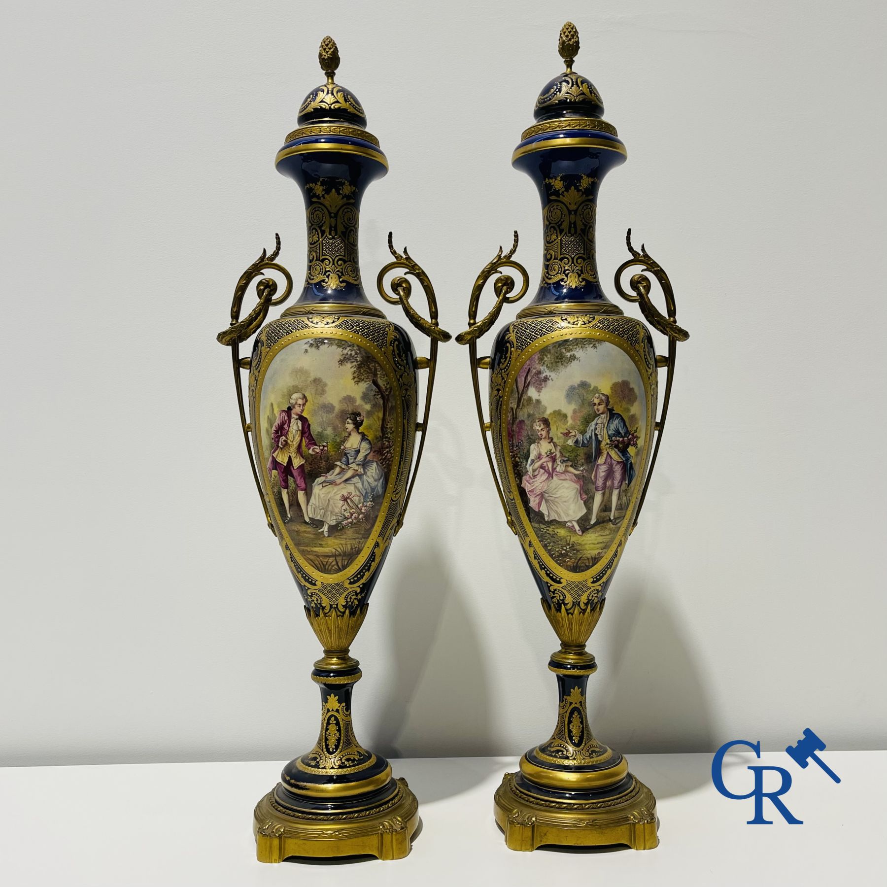 Sèvres : Poitevin. Paire de grands vases en faïence et montures en bronze avec des scènes romantiques. Style LXVI. XIXe-XXe siècle.