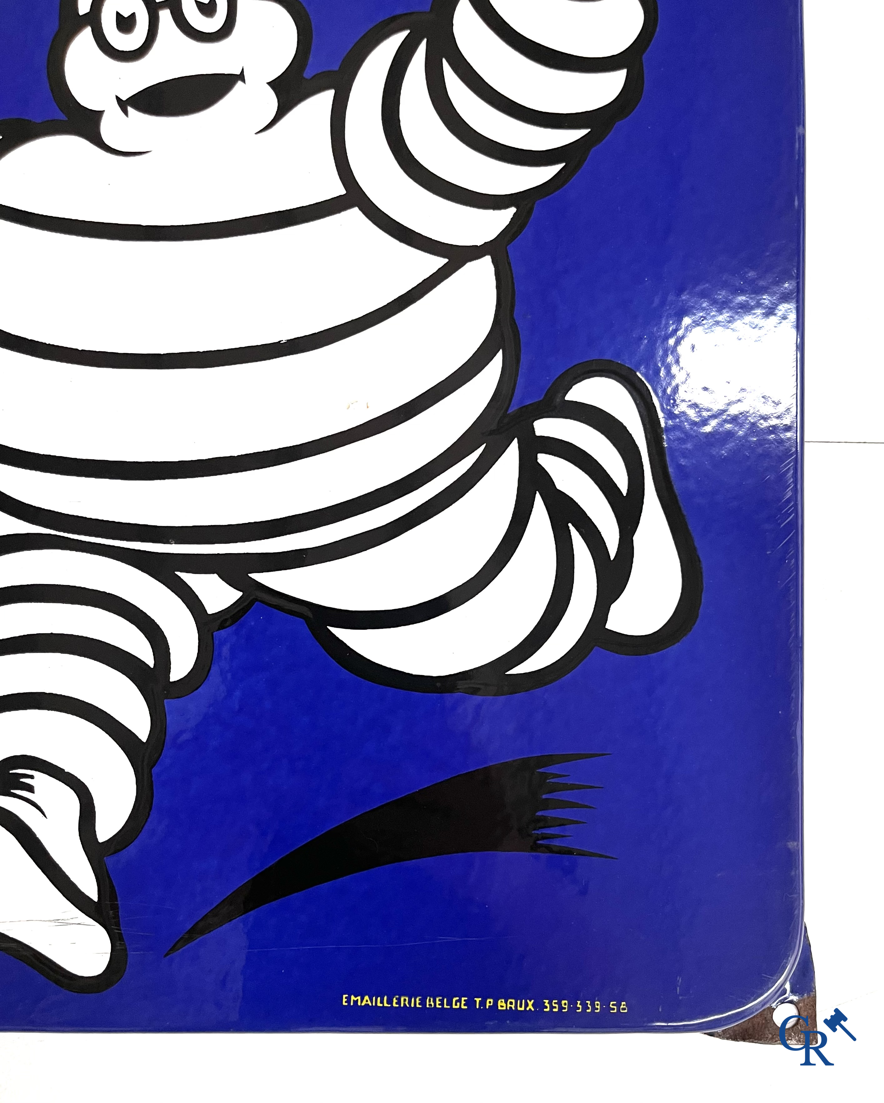 Michelin, groot emaille reclamebord met gele en blauwe achtergrond voor Michelin banden. Emaillerie Belge, 1958.