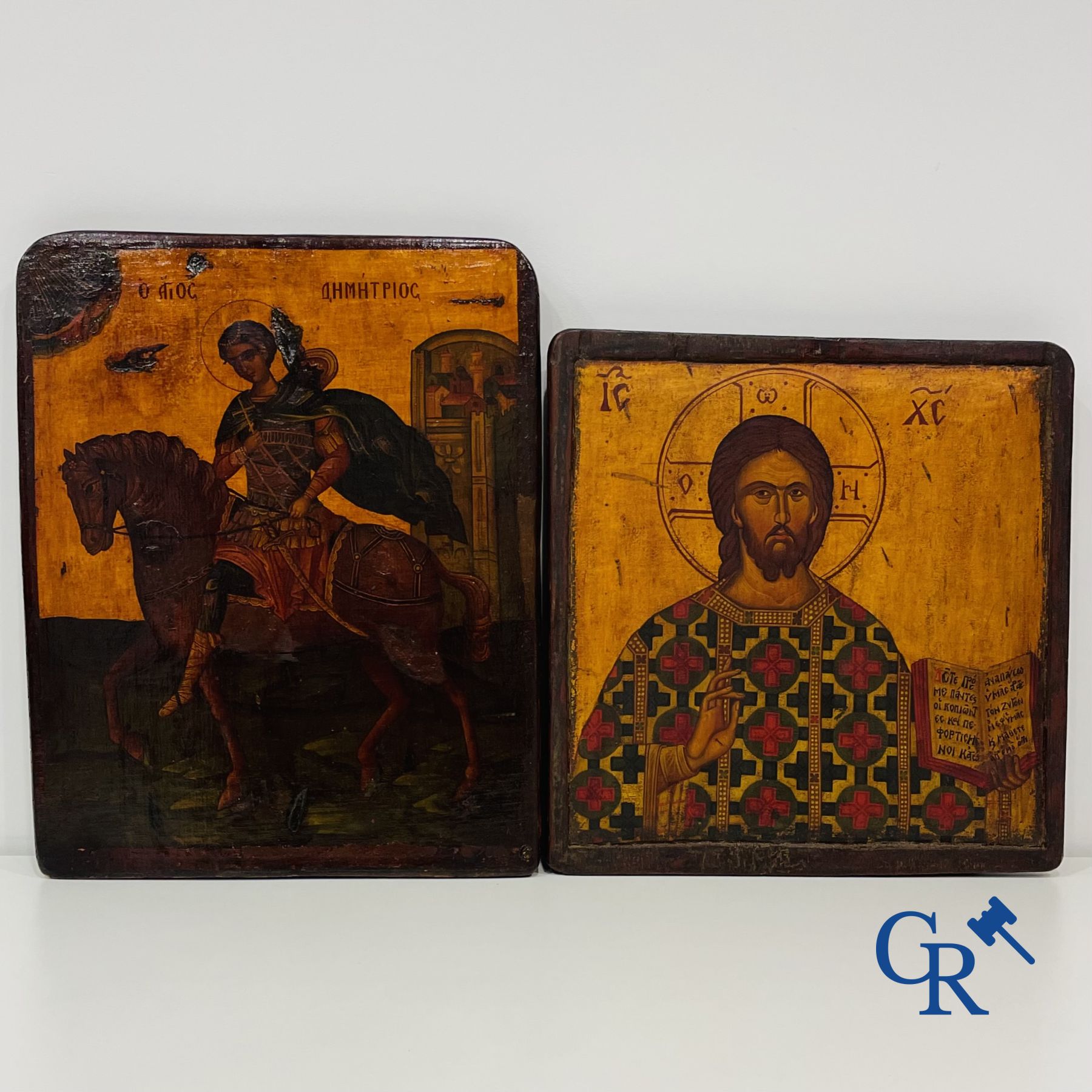 2 icônes: Christ Pantocrator et Saint George à cheval.