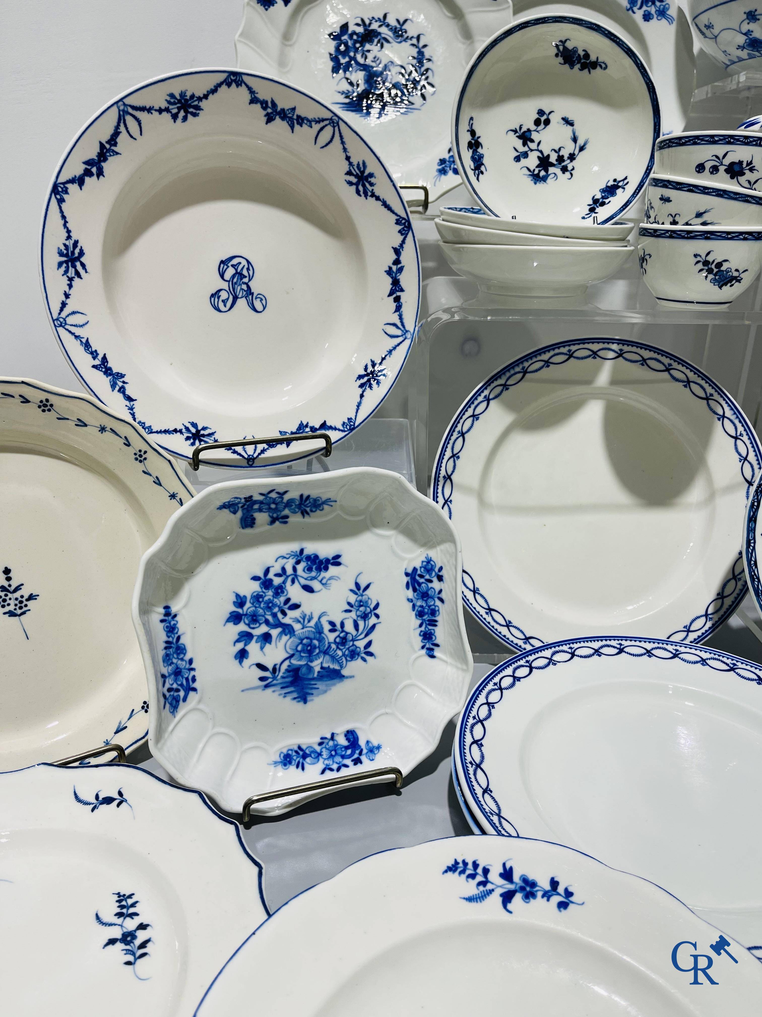 Europees porselein, Doornik. Een groot lot diverse stukken blauw wit porselein en faience. 18e - 19e eeuw.