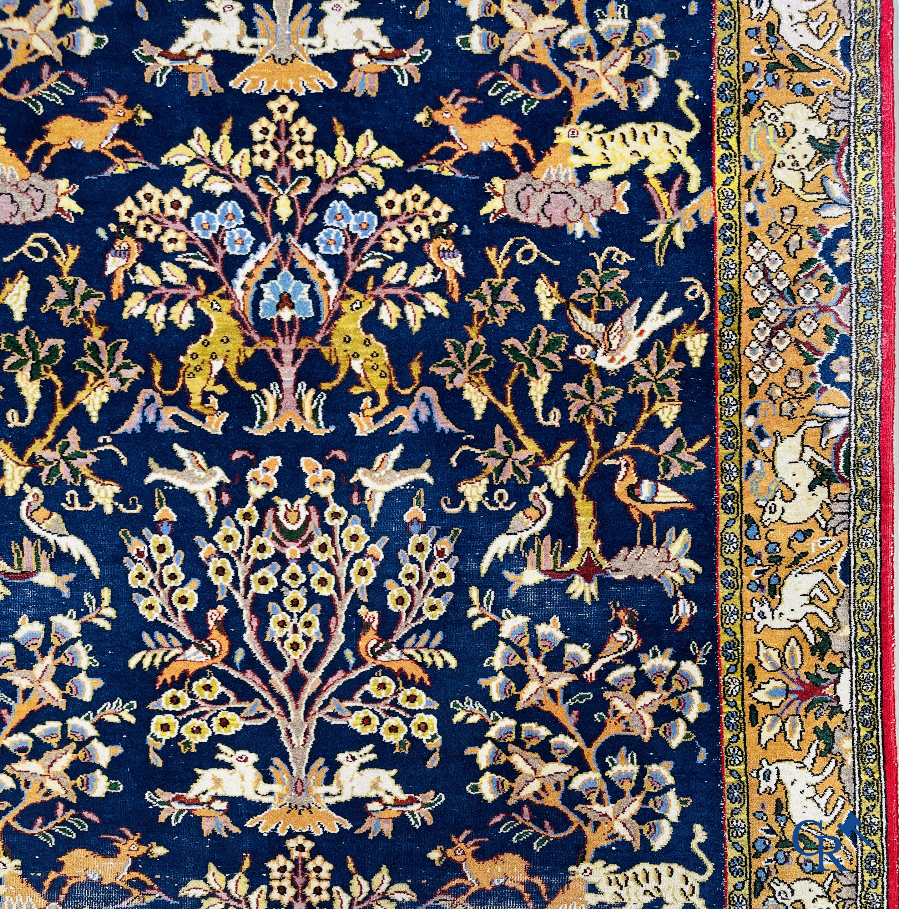 Tapis d'orient: Iran, tapis persan noué à la main avec un décor d'animaux de la forêt.