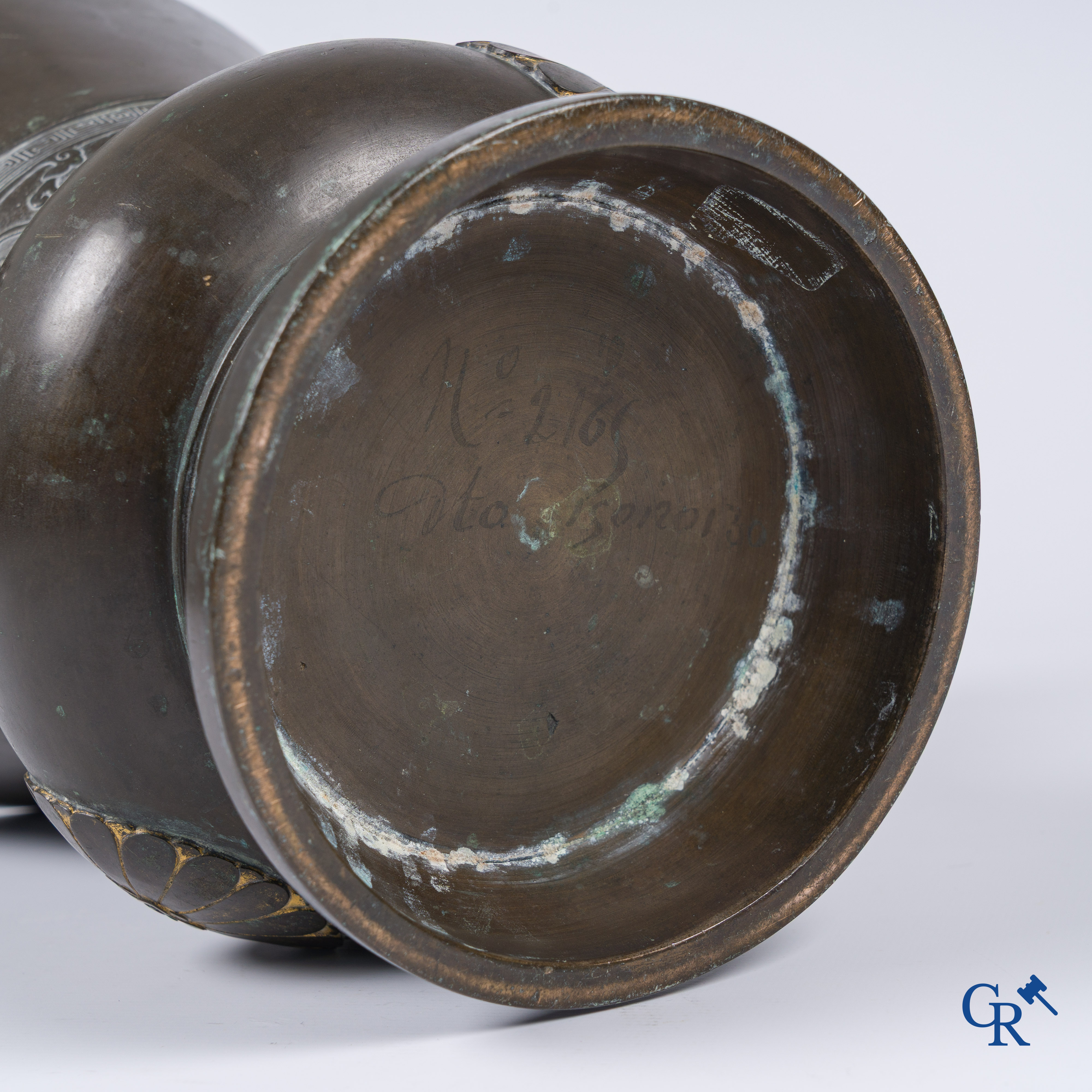 Aziatica, Een Chinese bronzen vaas met verguldsel. (inscripties in inkt op de bodem)