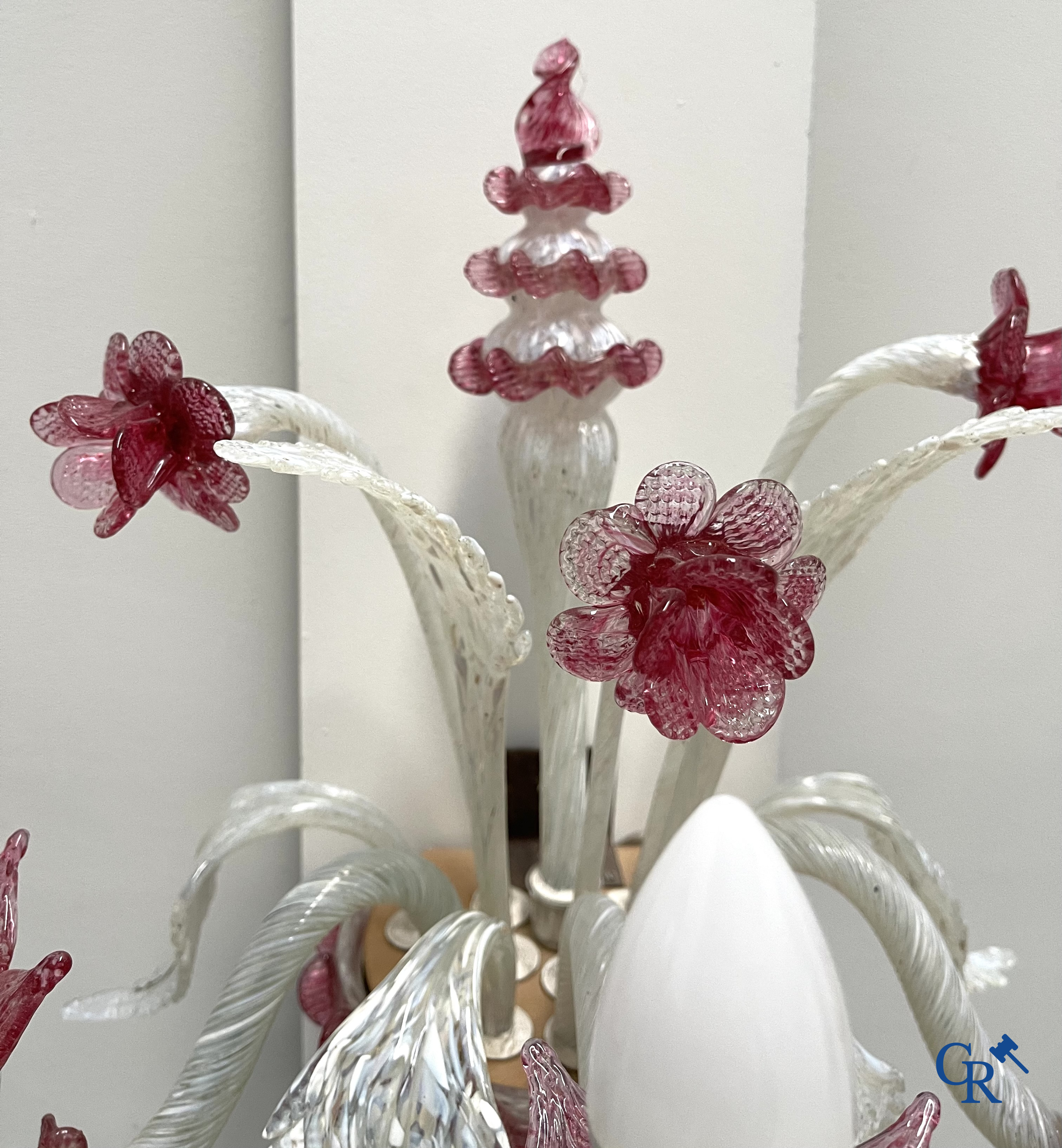 Un lot d'une lampe de table vénitienne, une paire de grandes appliques en verre vénitien et un plafonnier en Murano.