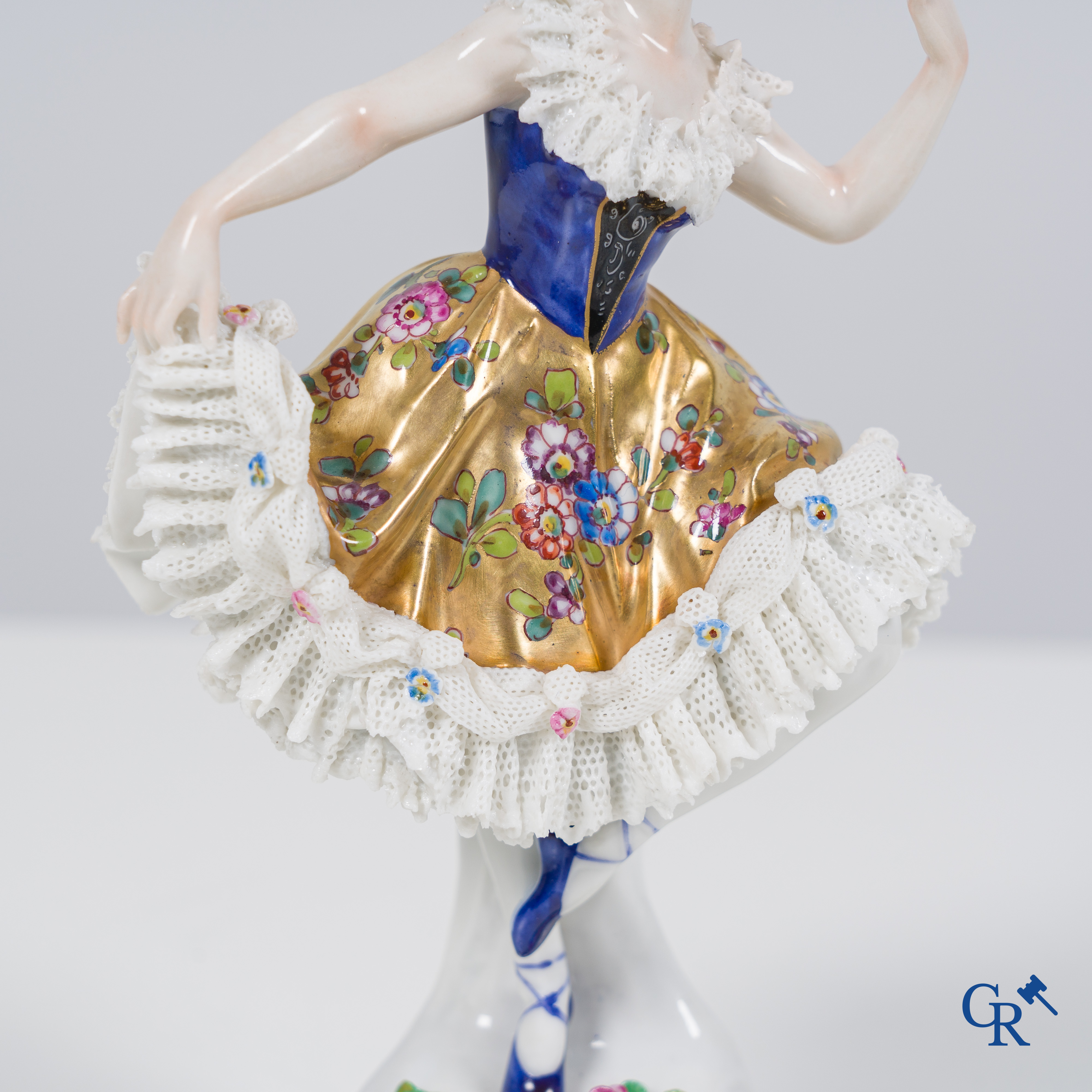 Volkstedt Rudolstadt: Europees porselein, mooie ballerina in fijn kwaliteits lace porcelain. Gemerkt.