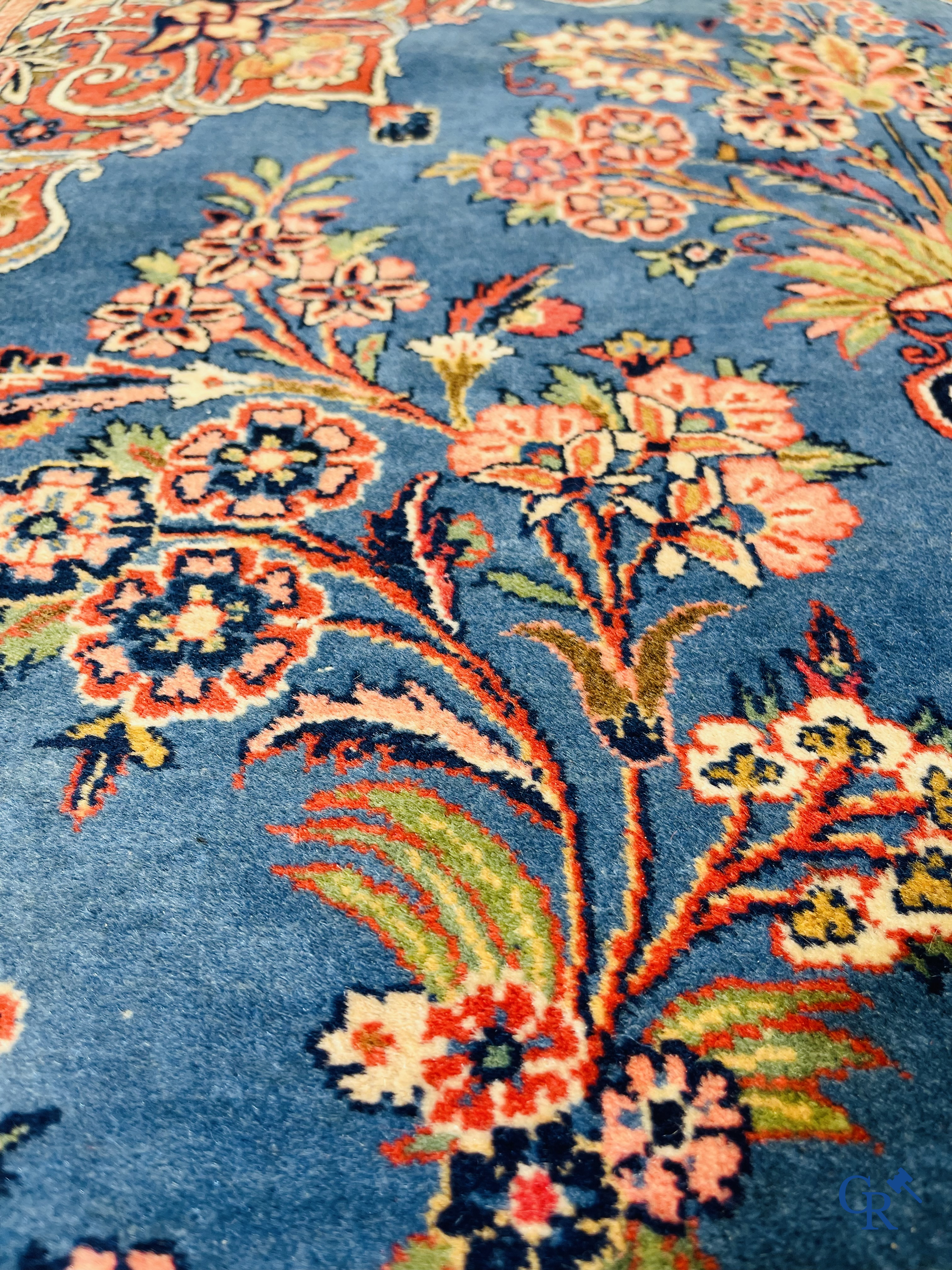 Tapis d'orient: Iran, tapis persan antique finement noué à la main avec des fleurs et des vases à fleurs.