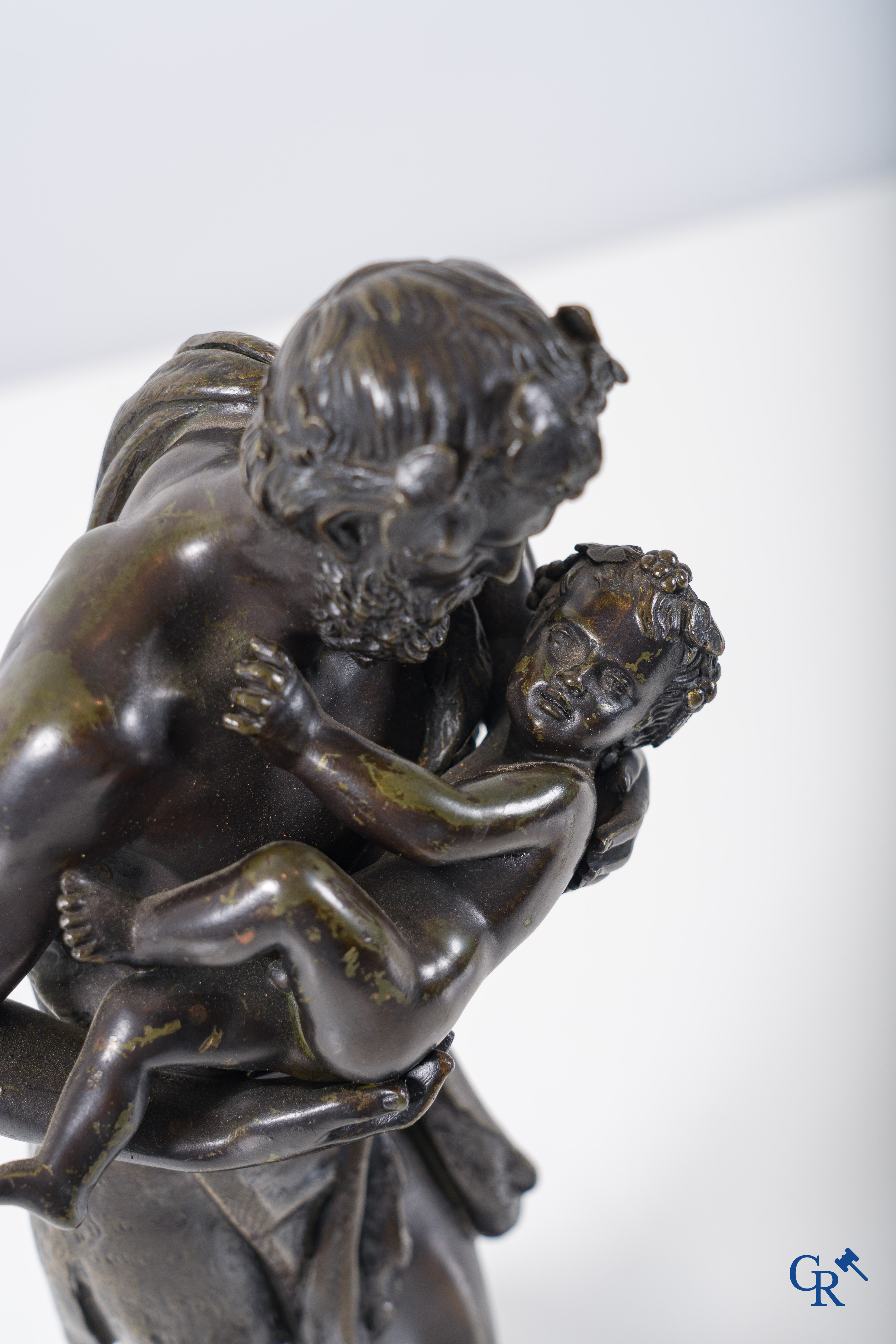 Travail français vers 1830-1840. Silène avec l'enfant Dionysos, statue en bronze d'après un modèle antique.